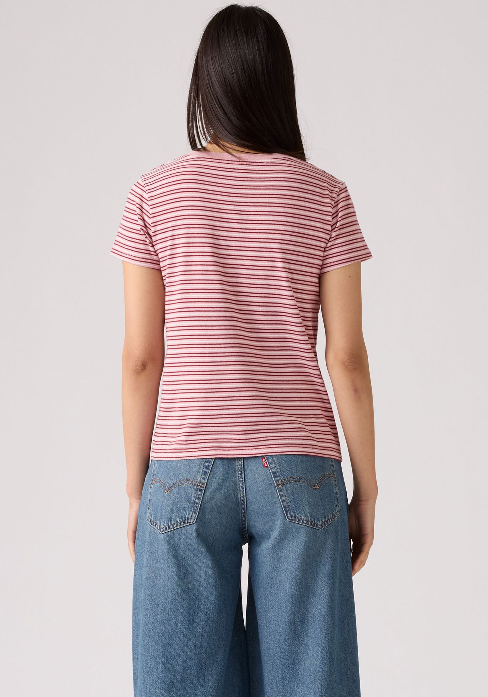 Levi's® V-Shirt »PERFECT VNECK«, mit Mini-Batwing-Logostickerei