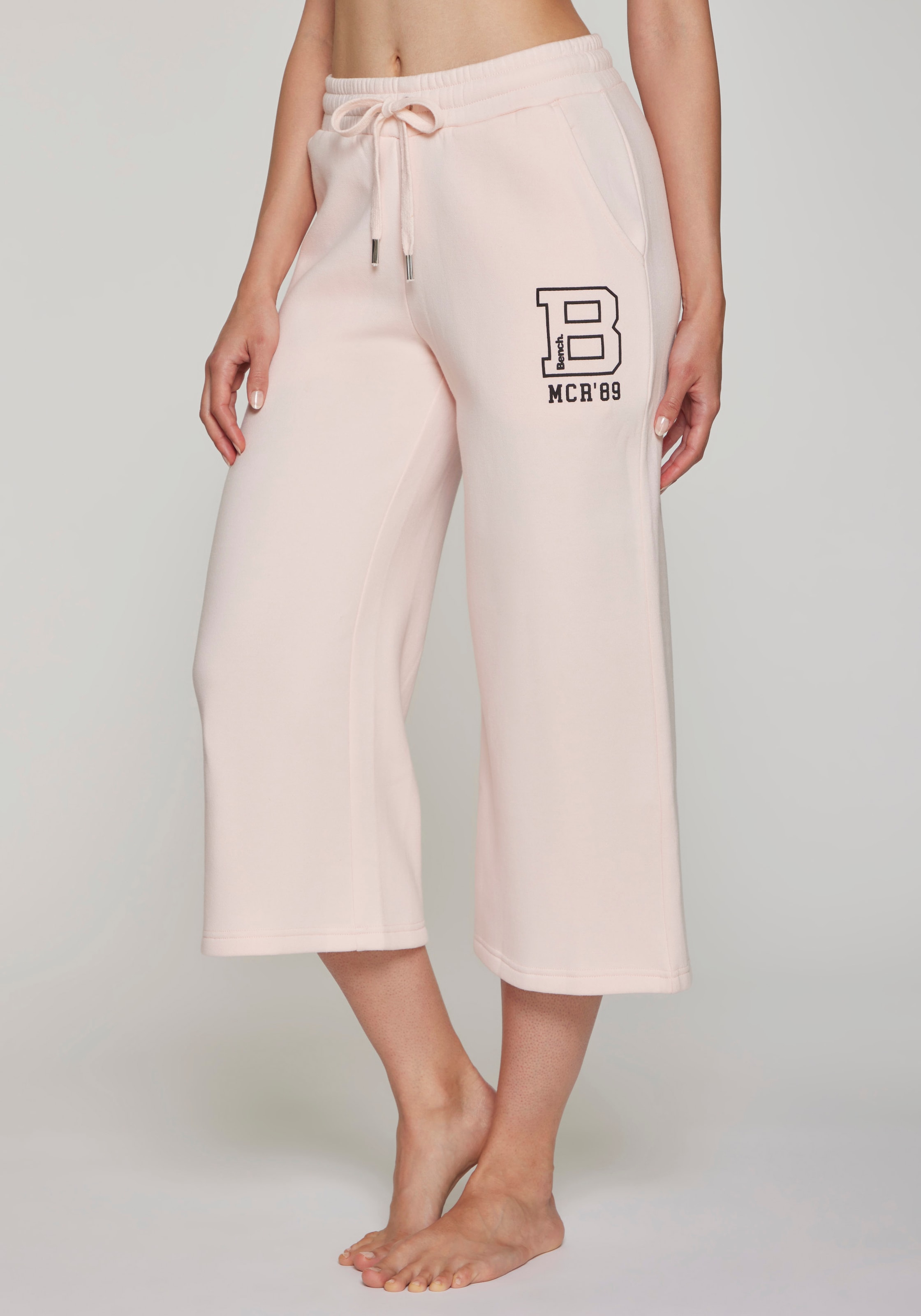 Bench. Loungewear 7/8-Hose "Ankle Athletic Jogginghose" mit seitlichen Taschen und Logoprint, Loungewear