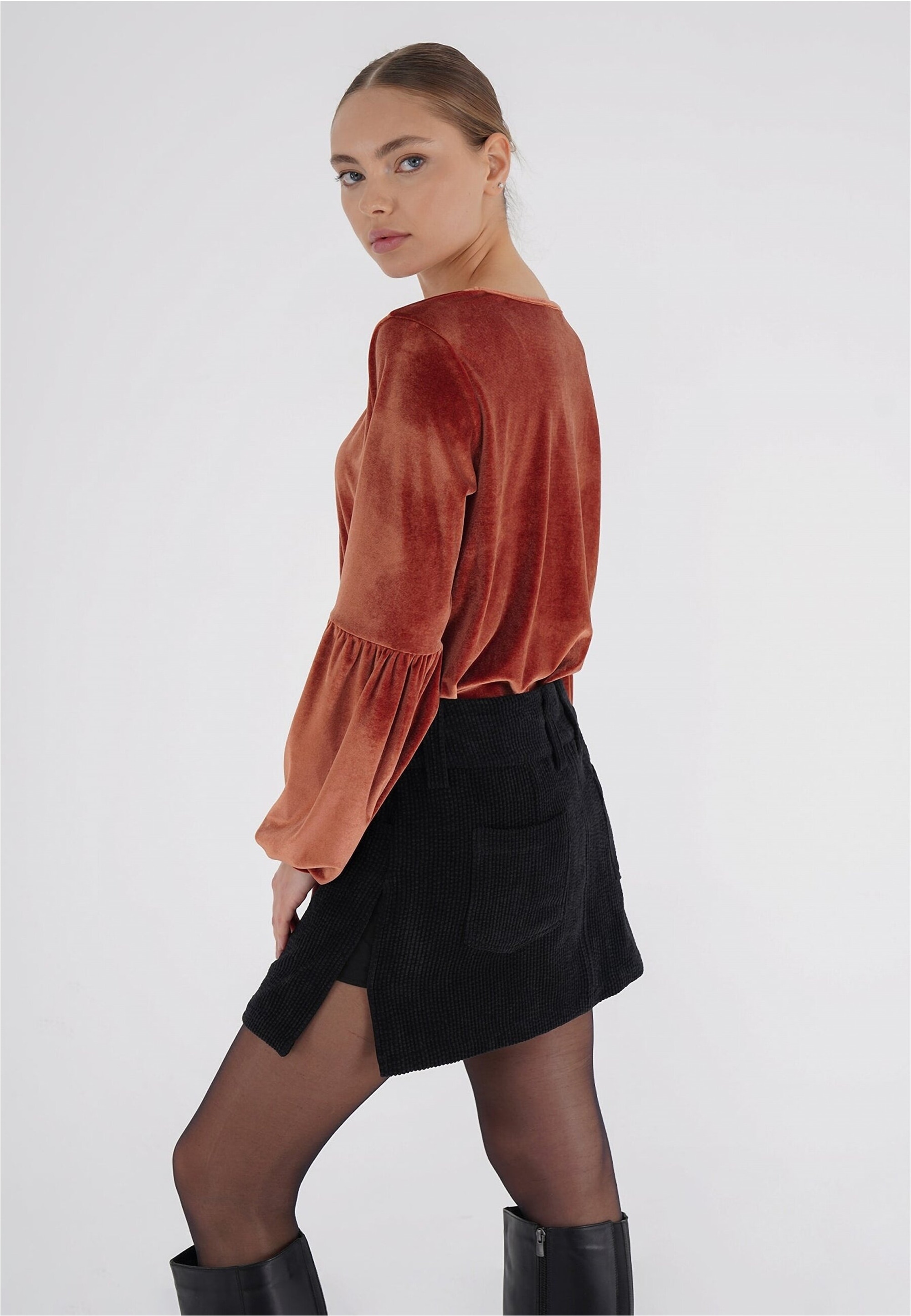 freshlions Langarmshirt »Viveka«, (1 tlg.), aus samtig, weichem Stoff hergestellt
