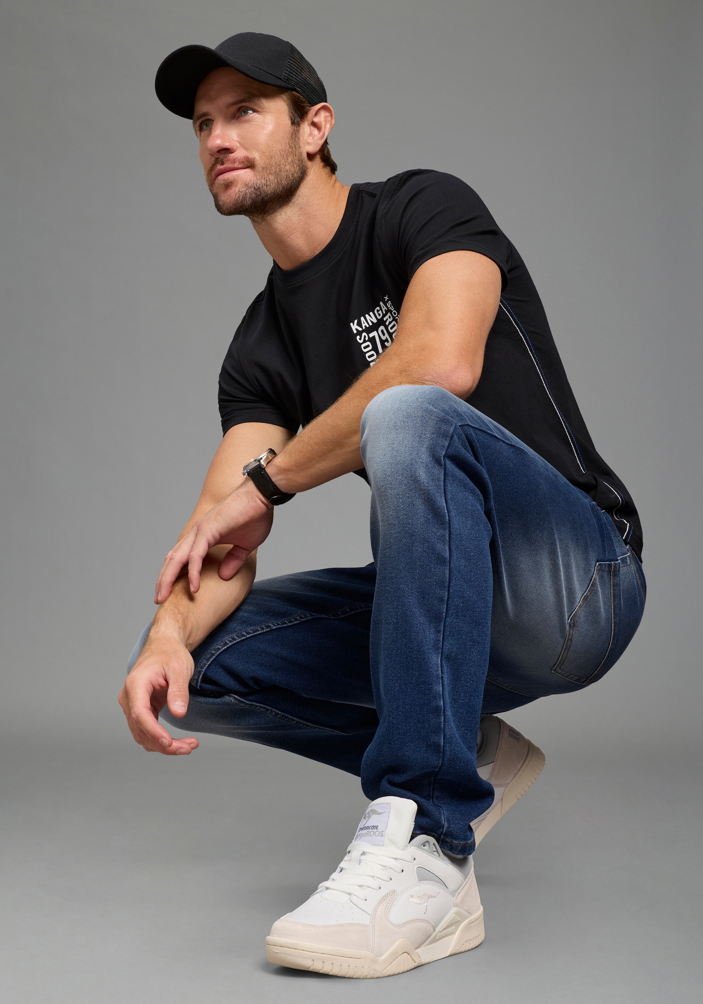 KangaROOS Jogg Pants Straight-Fit, normale Leibhöhe, mit Knopf-Applikation