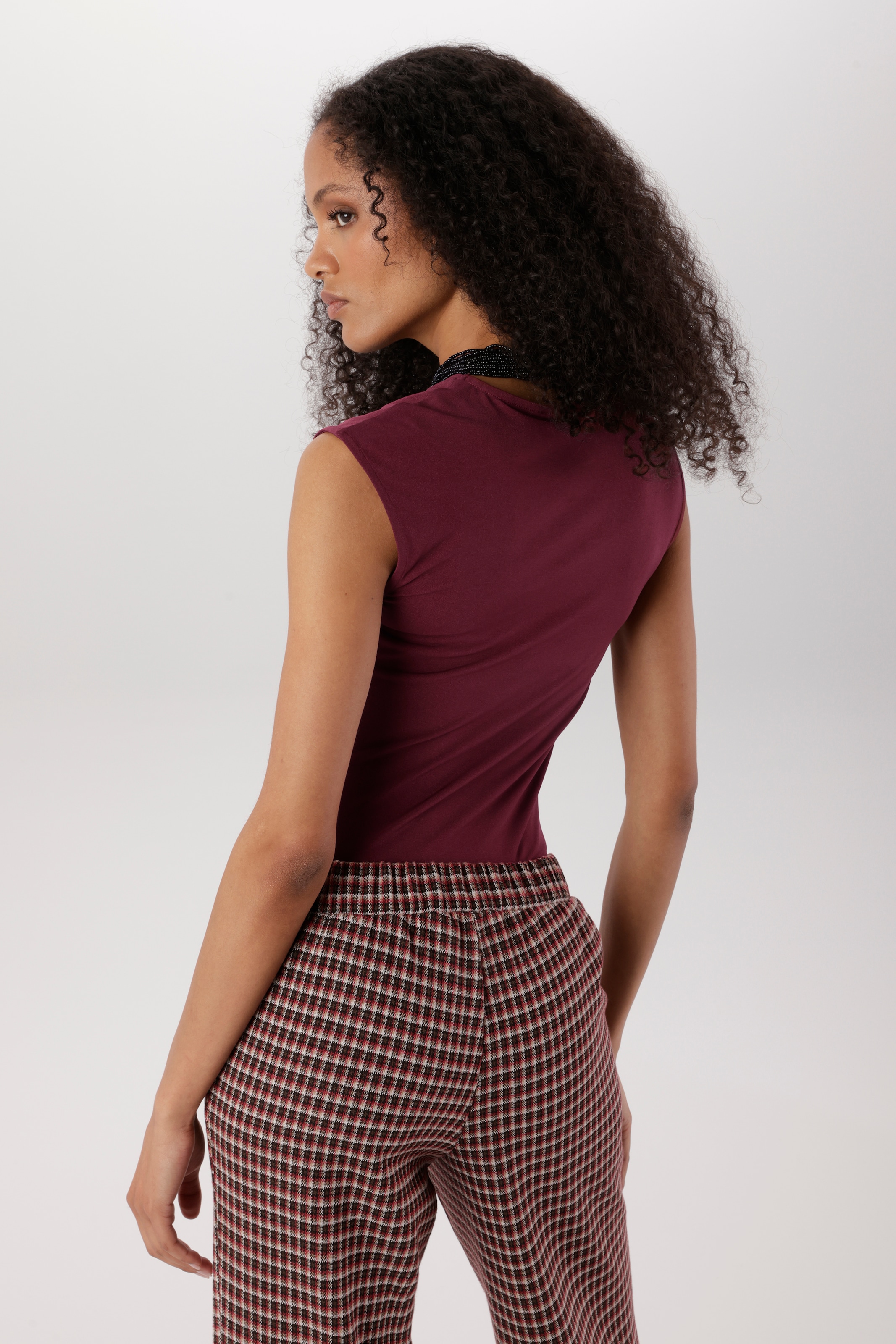 Aniston SELECTED Shirtbody mit seitlichen Raffungen und an der einen Schulter - NEUE KOLLEKTION