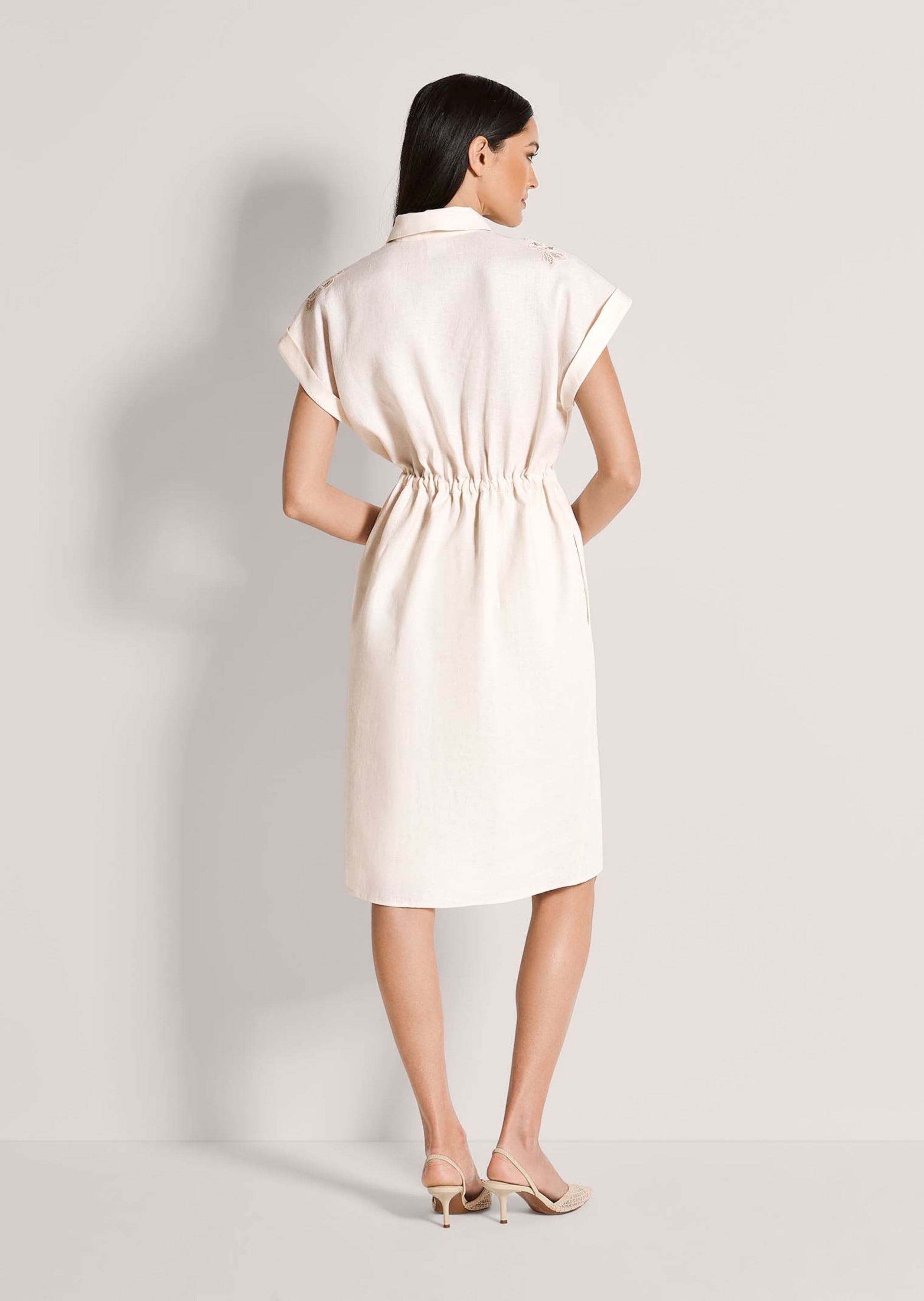 MADELEINE Sommerkleid »Hemdkleid Leinenkleid mit Spitzendetails« Nahttasche Hemdbluse mit Tunnelzug mit Bindeband in der Taillie