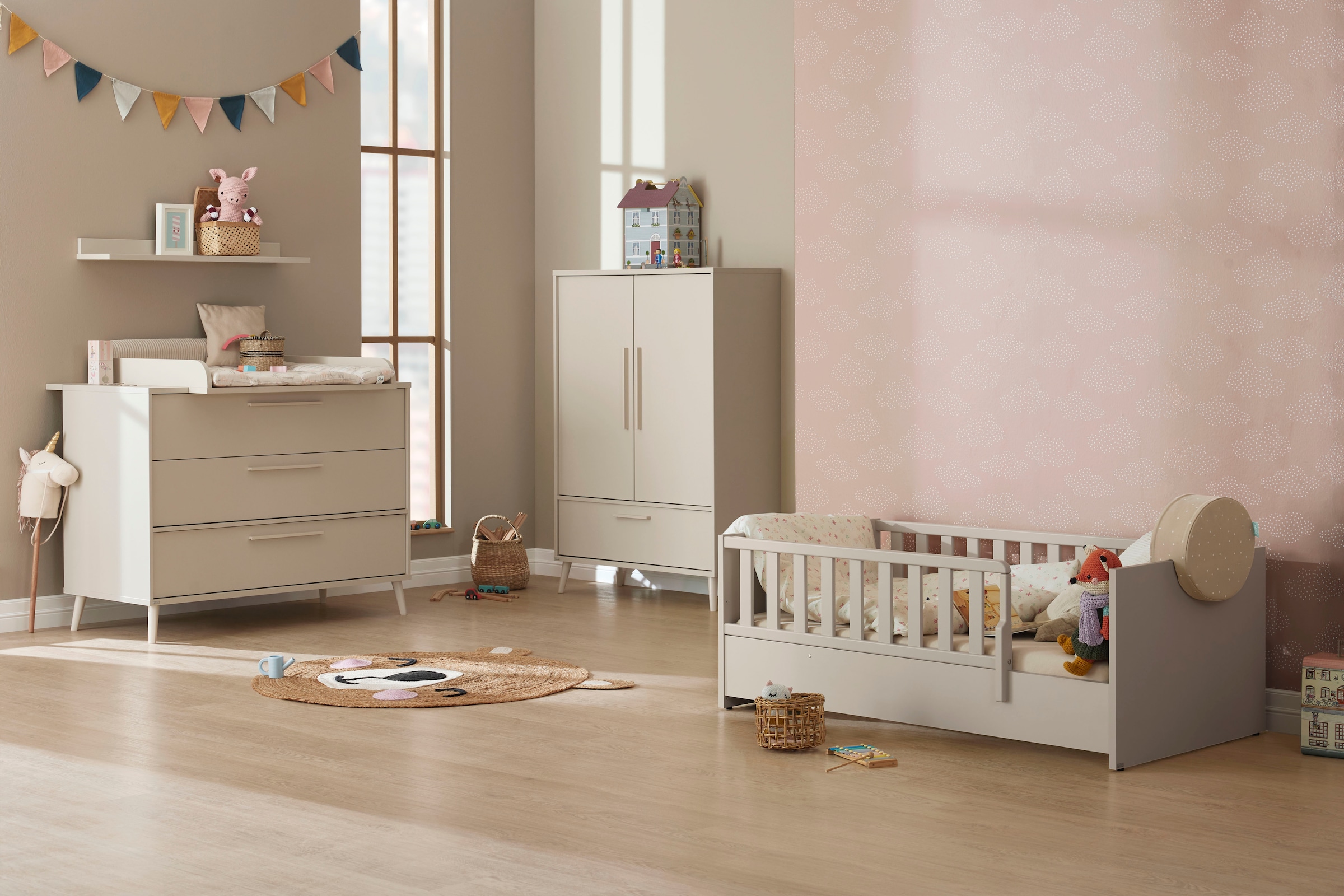 YUNY by PAIDI Babybett »LITTLE SNU 70x140cm in Beige oder Weiß, umbaubares Bodenbett« Kinderbett mit Rausfallschutz aus Massivholz, langlebiges Gitterbett