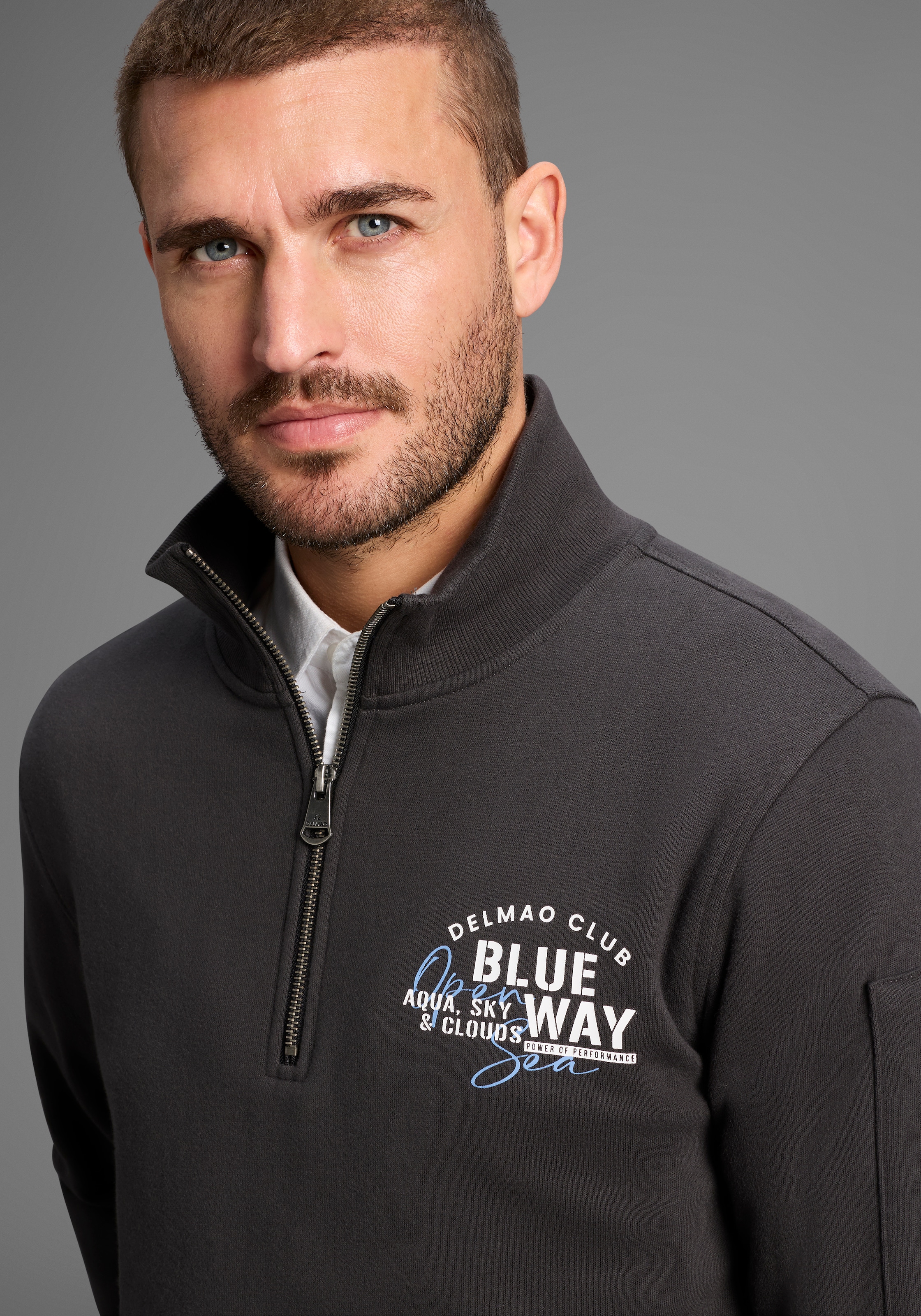 DELMAO Sweatshirt »Troyer«, mit moderner Ärmeltasche
