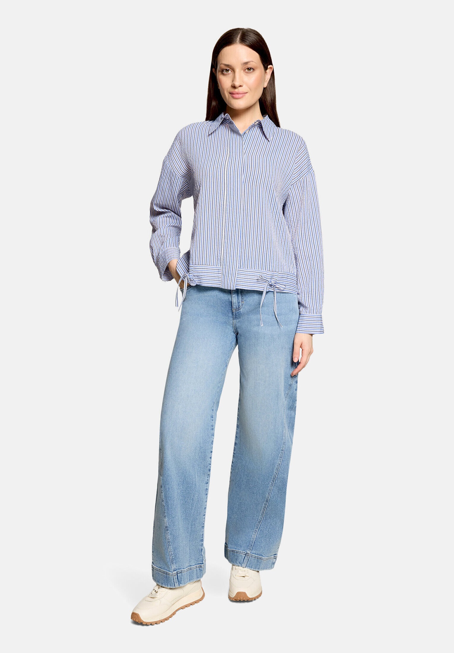 Cartoon Klassische Bluse "Damen mit Raffung"