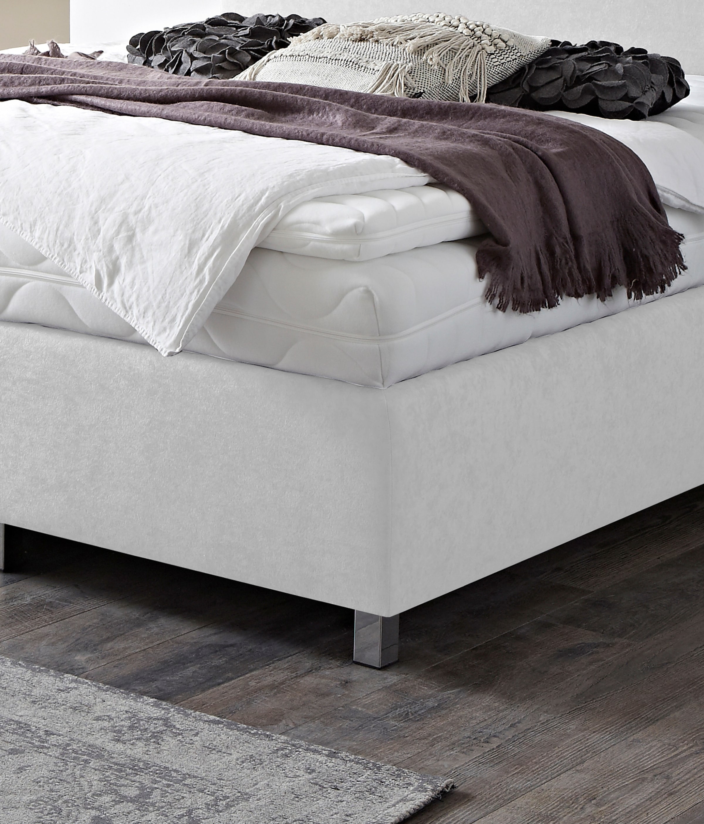 Westfalia Schlafkomfort Boxspringbett, Verchromte Metallfüße, die die Kopfteilform aufgreifen