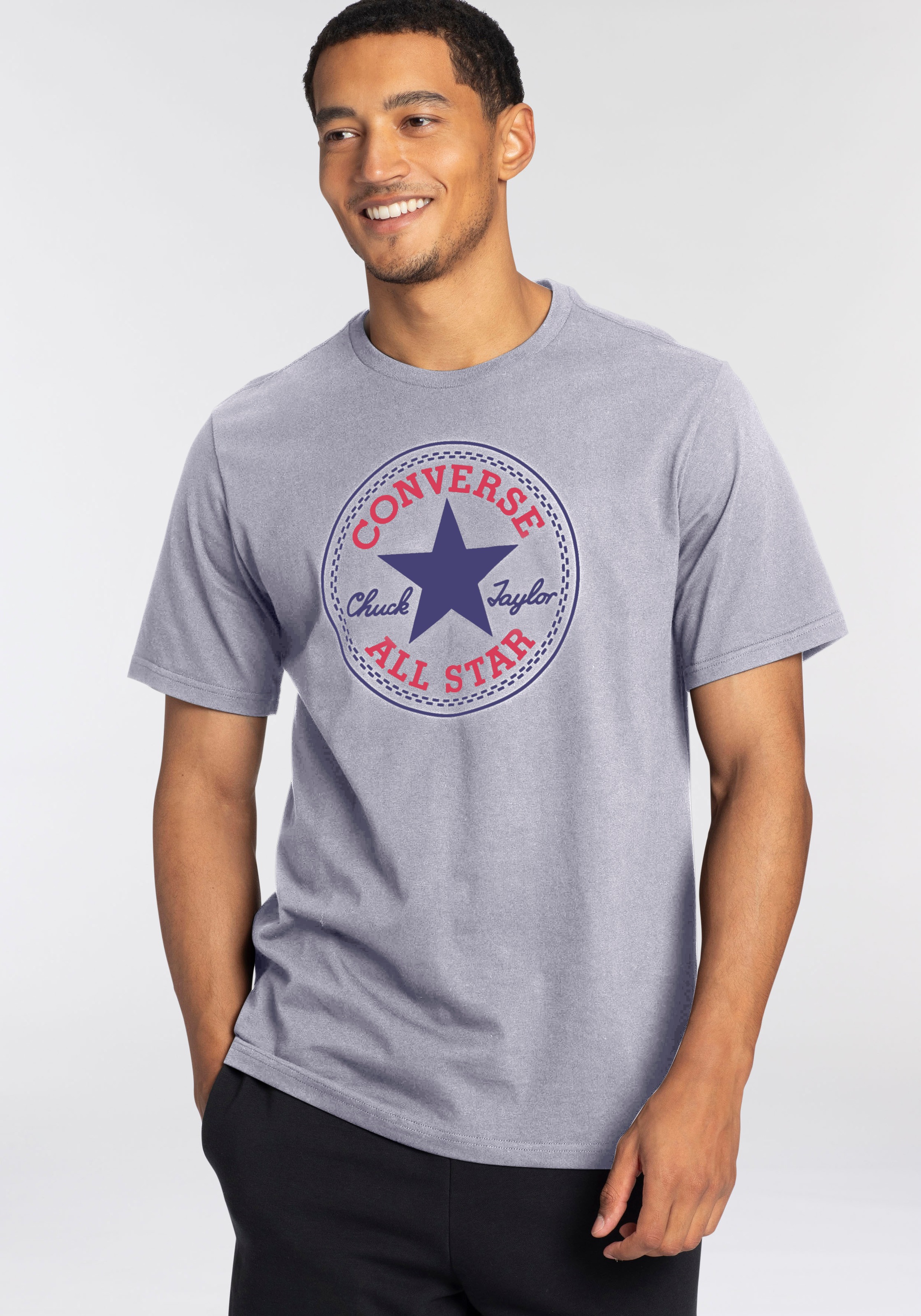 Thumbnail - Converse T-Shirt "UNISEX CONVERSE GO-TO ALL STAR PATCH LOGO STANDARD FIT T-SHIRT"
