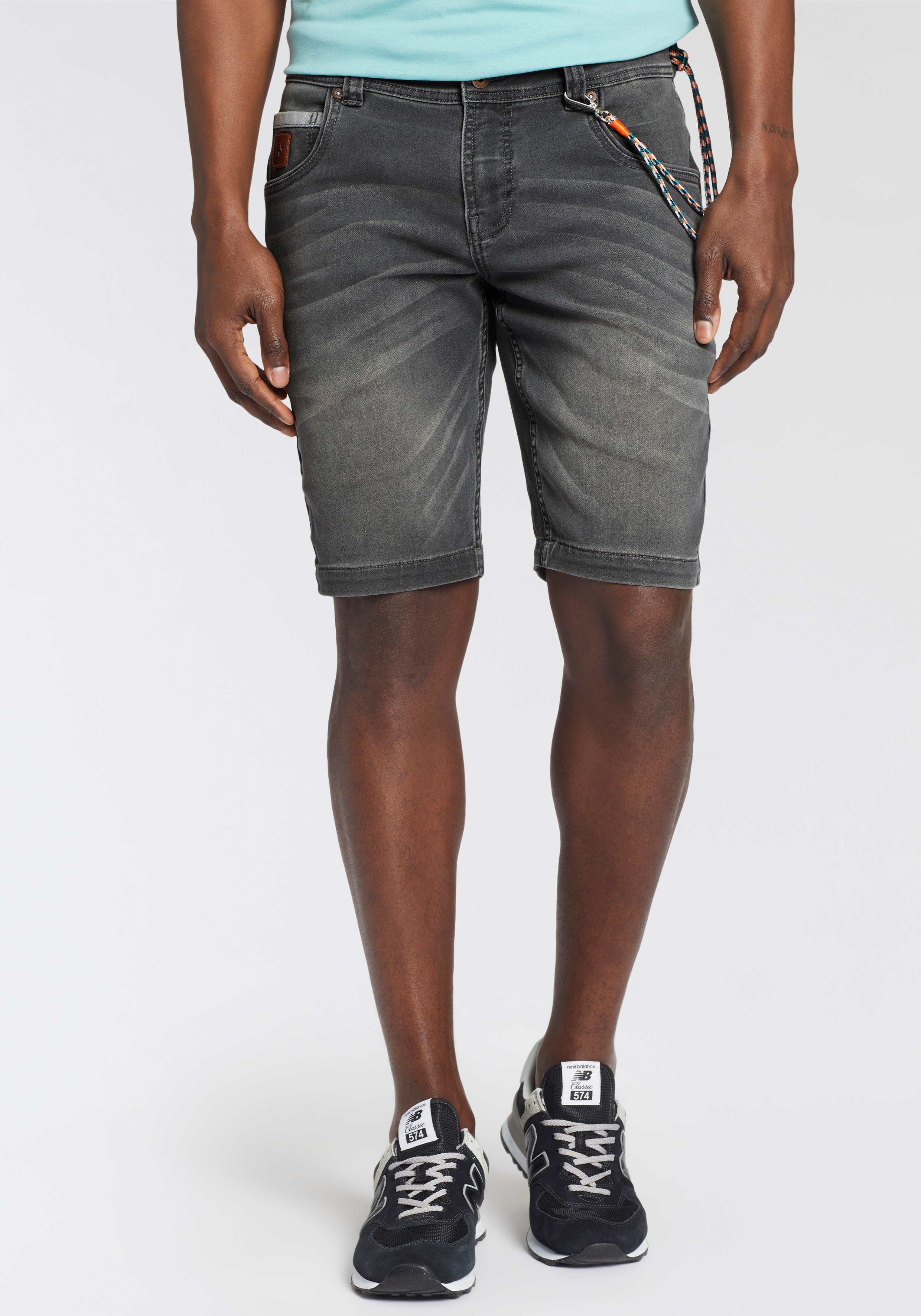 Bruno Banani Jeansshorts Set, mit Band, 2 tlg. bequemer Sitz, gerade Beinform, mit praktischen Taschen