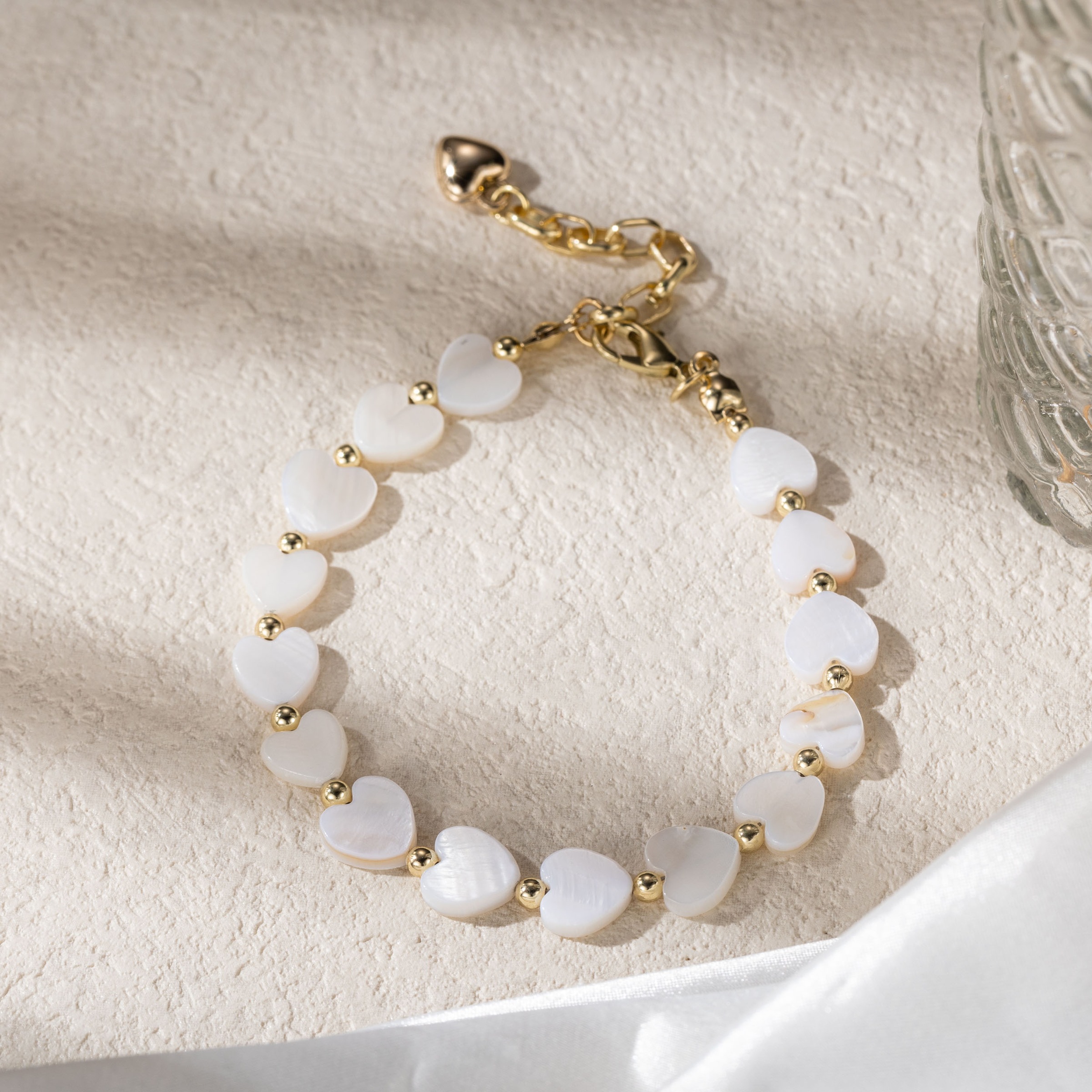 Firetti Armband »Schmuck Geschenk Edelstahl Armschmuck Herzkettengliederung Liebe«, mit Perlmutt