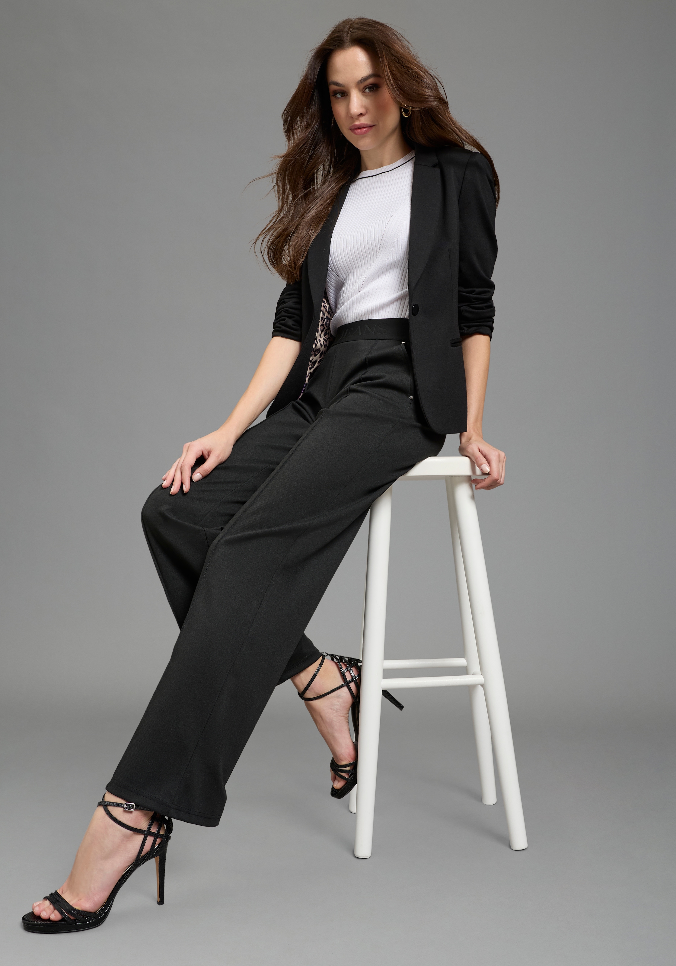 Bruno Banani Jerseyhose  in Anzug-Optik, moderner Wideleg-Shape, geprägtes Logo-Bündchen