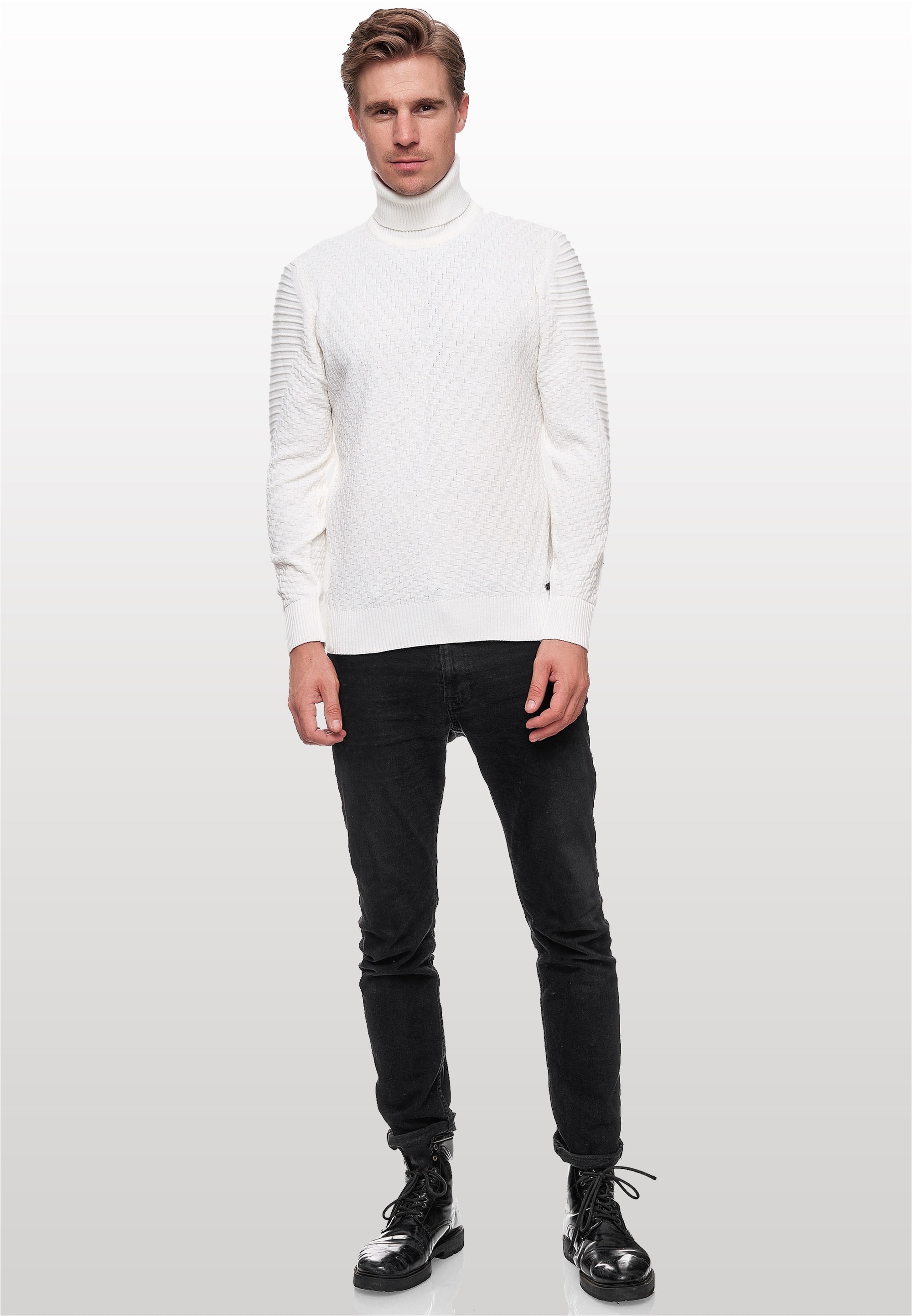 Rusty Neal Rollkragenpullover in stilvollem Feinstrick