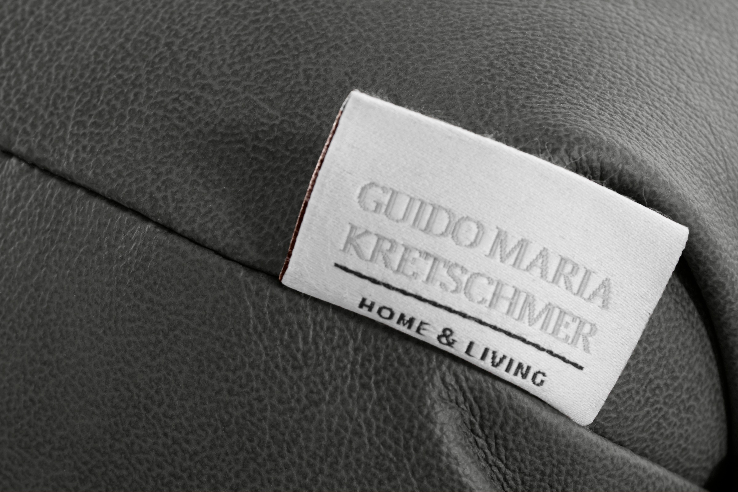 Guido Maria Kretschmer Home&Living Minkštas pufas »Kalina« su Klasikinio stiliaus Chesterfield-Knopfheftung passend zur serija 