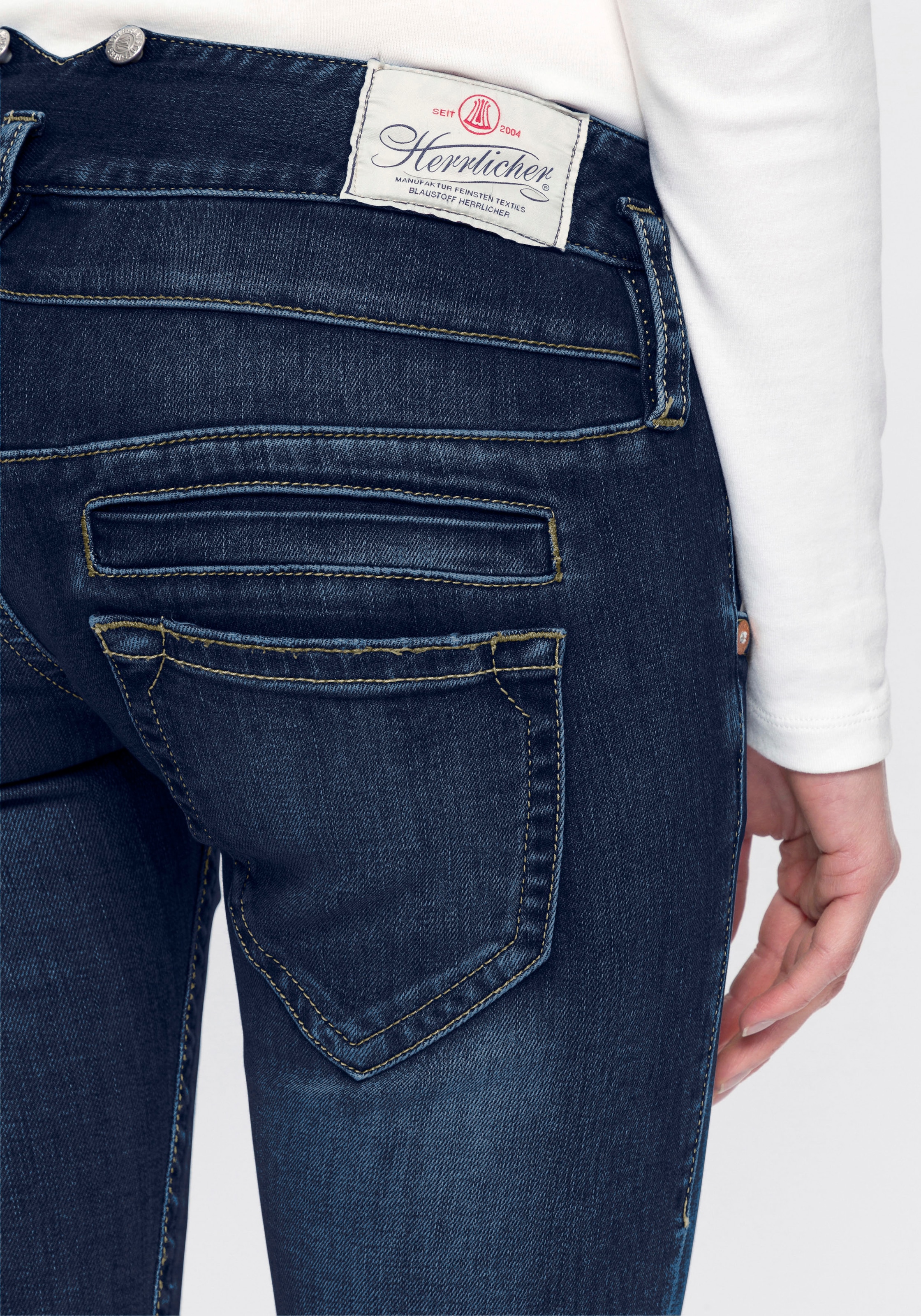 Herrlicher Slim-fit-Jeans »PITCH SLIM REUSED DENIM«, mit Badge