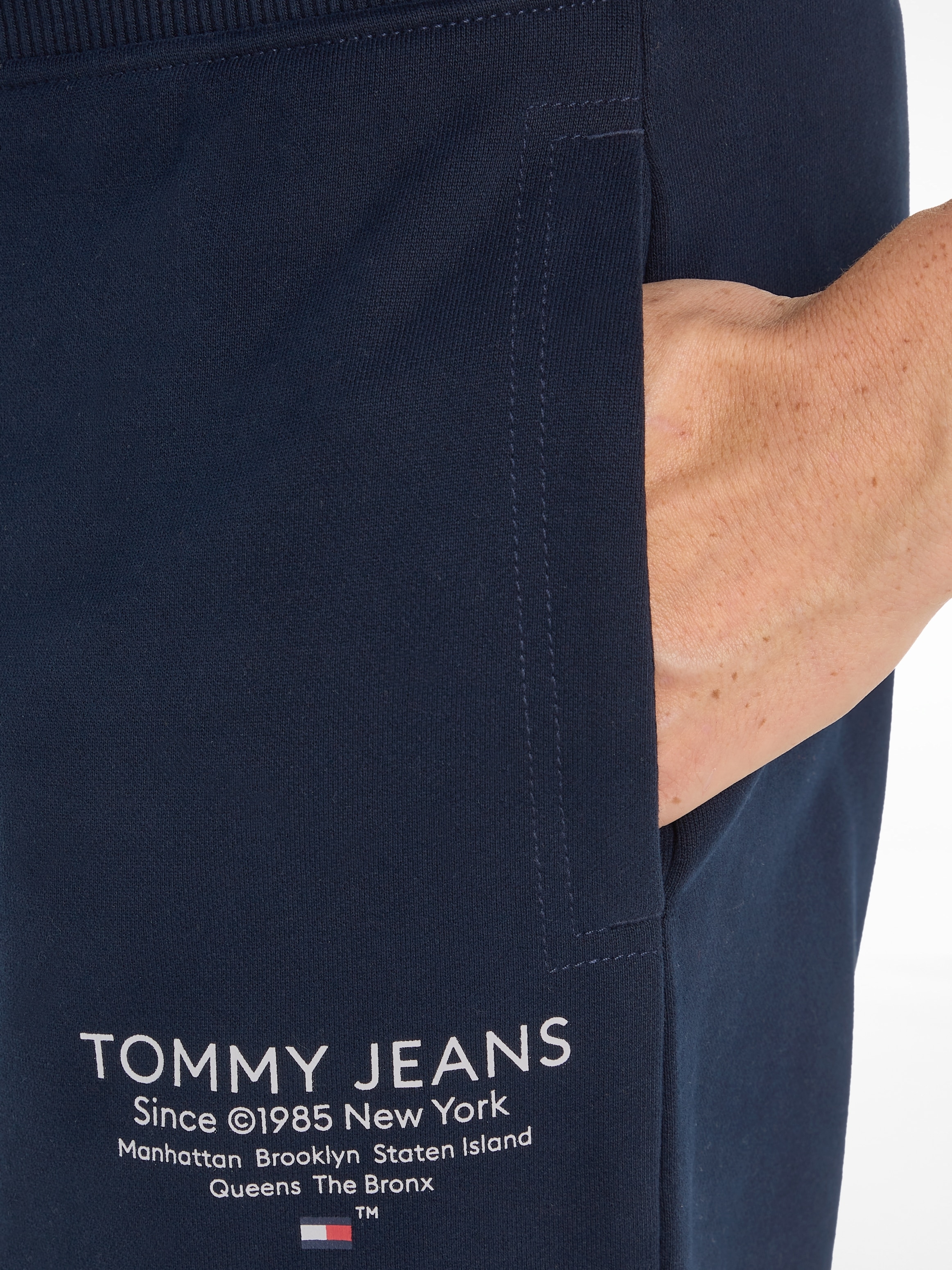 Tommy Jeans Jogginghose »TJM SLIM ENTRY GRAPHIC SWEATPANT«, mit Logodruck am Bein