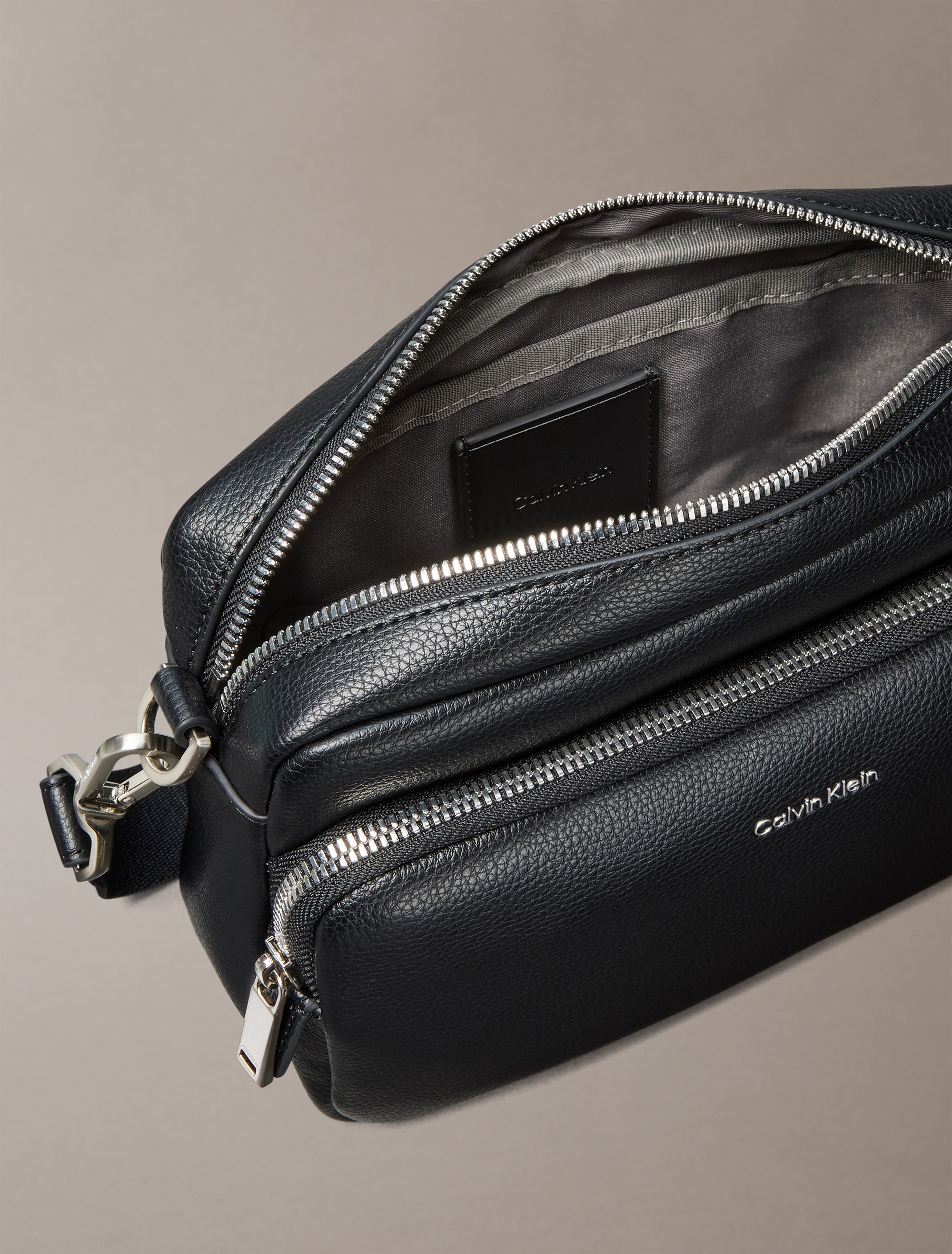 Calvin Klein Kameratasche »RAISED CAMERA BAG«, Damen Umhängetasche, Handtasche, Schultertasche mit Logoschriftzug
