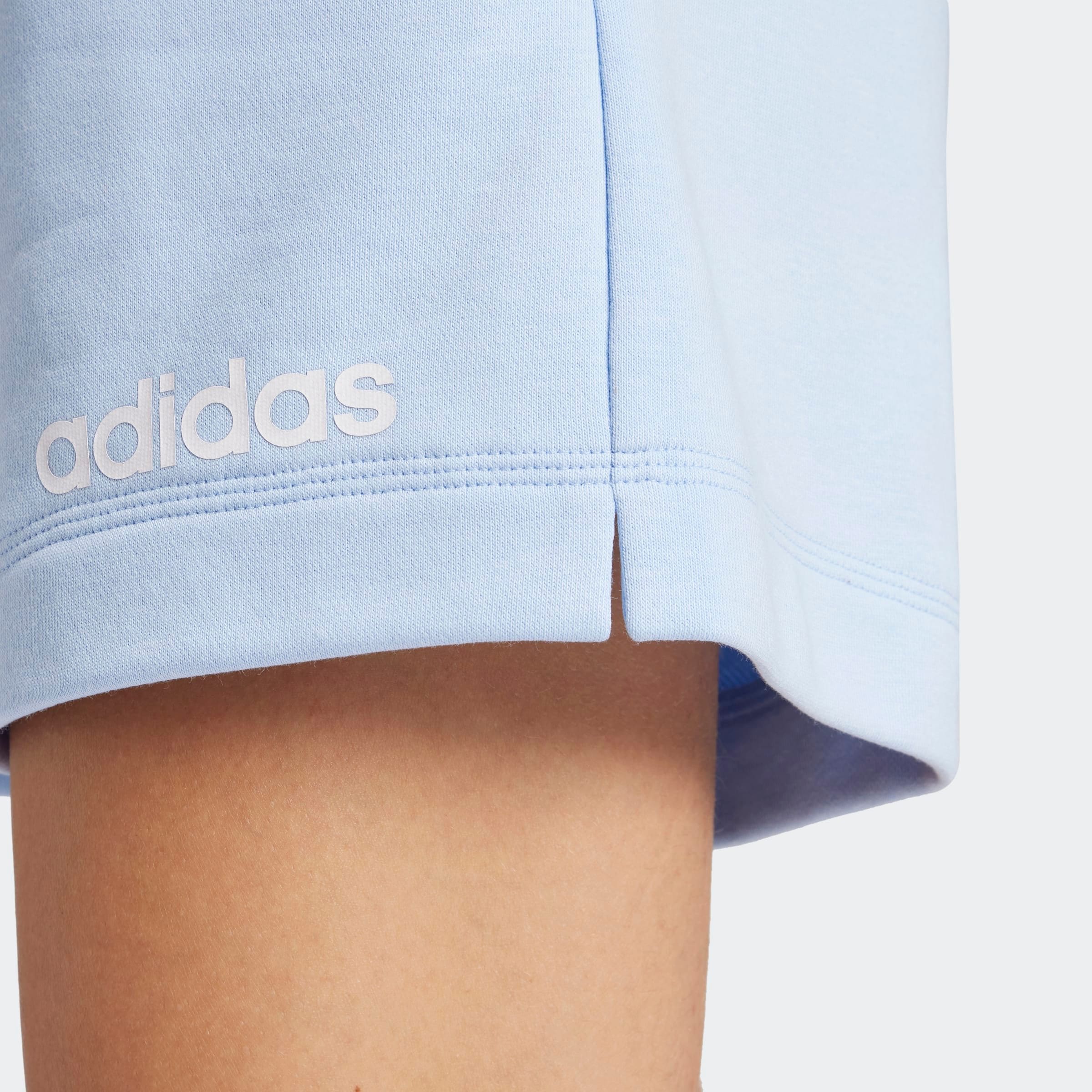 adidas Sportswear Shorts »W LIN FT SHO«, (1 tlg.), Mitelhoher Bund mit Kordelzug, aus weichem French Terry