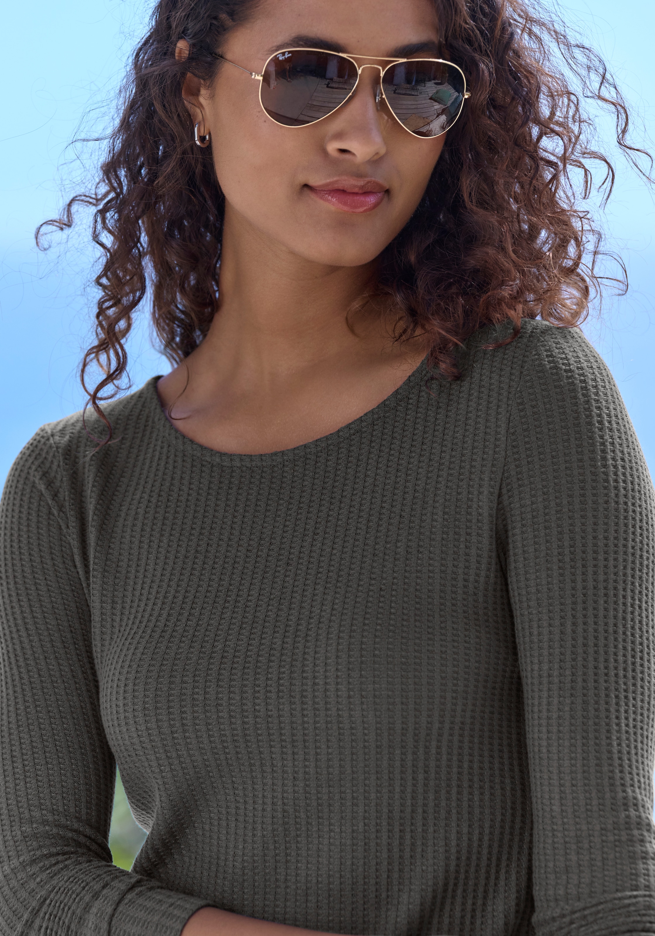 LASCANA Langarmshirt »in modischer Piqué-Optik«, aus weicher Qualität mit Viskose
