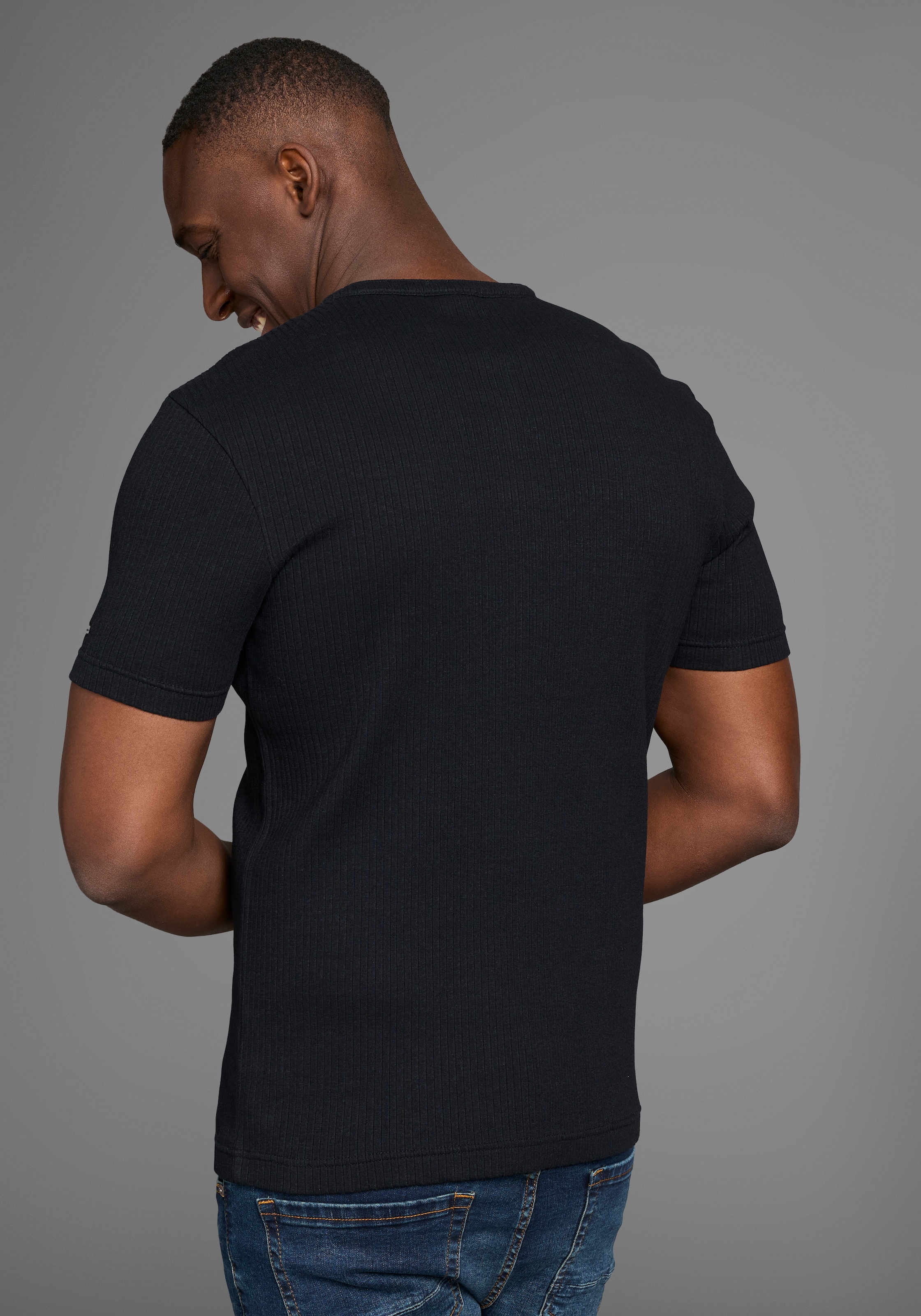 Bruno Banani Henleyshirt, in elastischer Rippenqualität