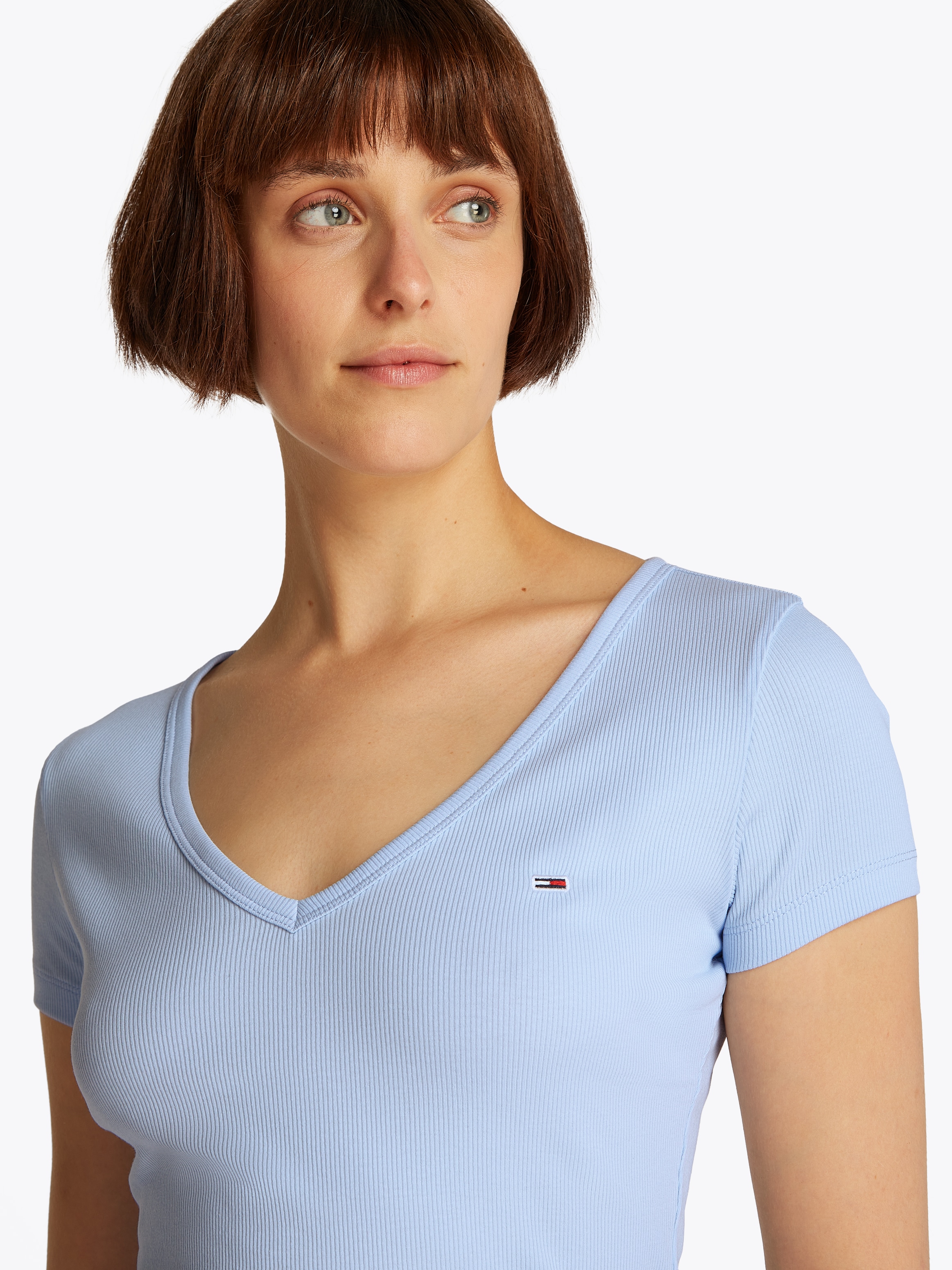 Tommy Jeans T-Shirt »TJW SLIM ESSENTIAL RIB V SS«, mit Logostickerei