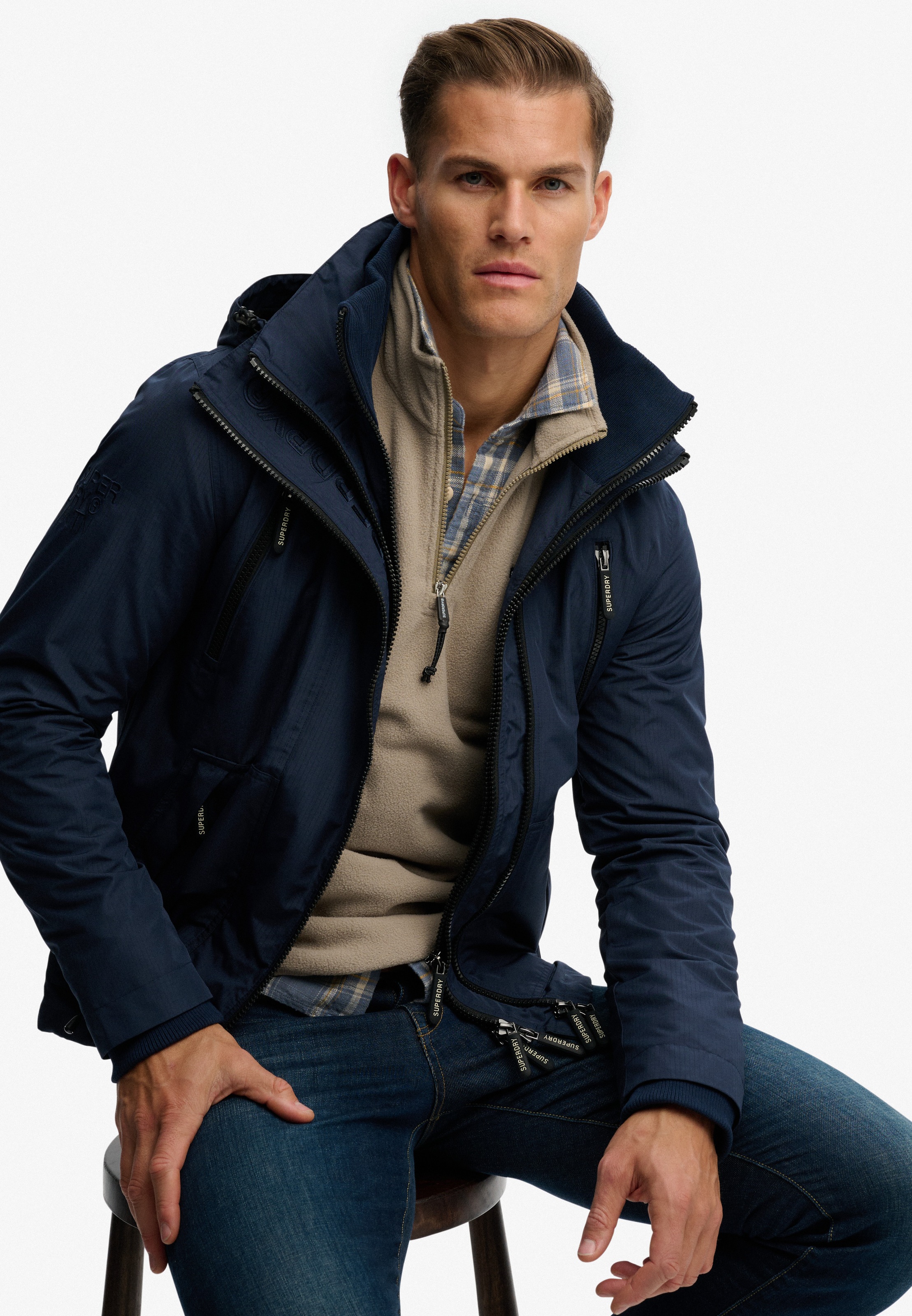 Superdry Windbreaker »HOODED MTN WINDBREAKER JACKET« mit Kapuze mit Markenlabel, aus Polyester und Kunstfaser, Regular Fit
