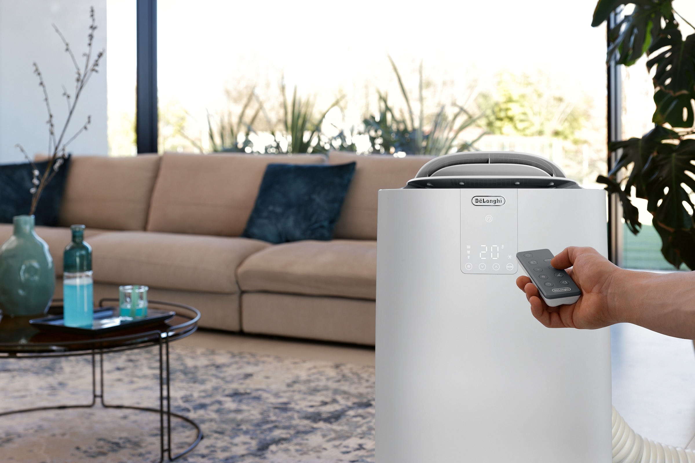 De'Longhi Klimagerät »Pinguino AP130i GentleJet mit Inverter-Technology (Abkühlzeit -30%)« 130m³ Räume, A+, 13.000 BTU/h, 3,3 Kw, Luftentfeuchermodus, 24h Timer