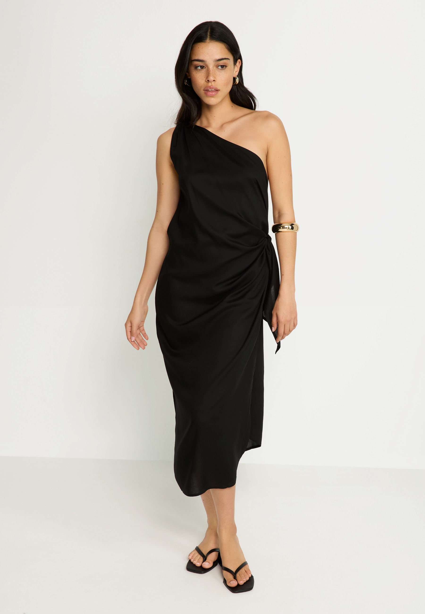 LSCN by LASCANA One-Shoulder-Kleid mit goldfarbenen Zieraccessoire am Träger, Strandkleid