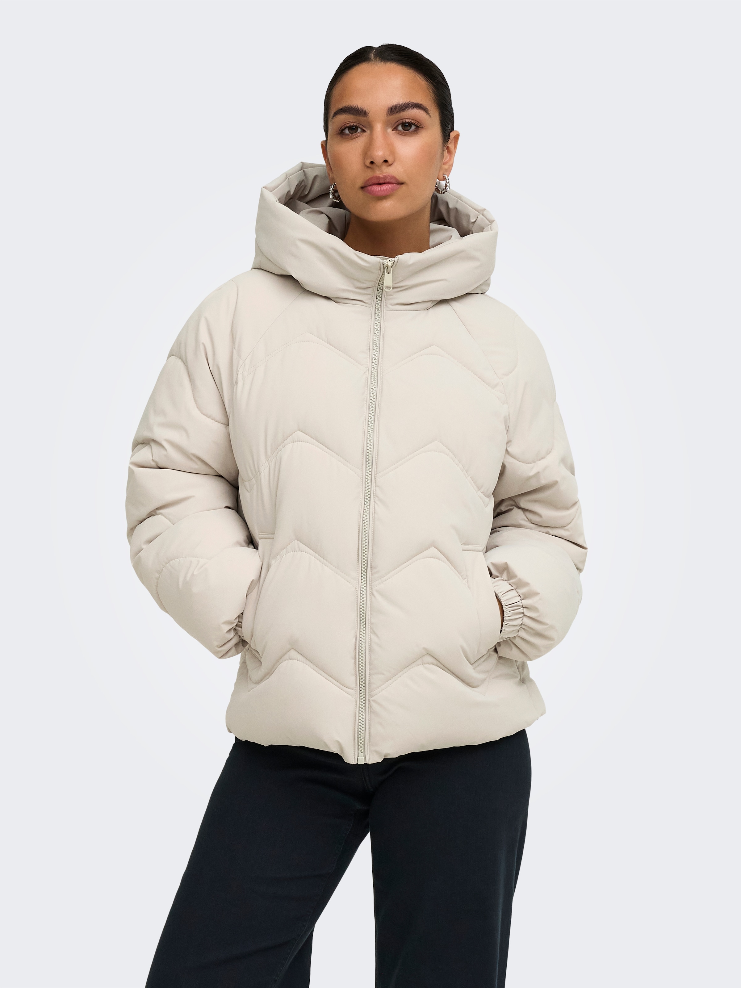 JDY Steppjacke "JDYPOWER SHORT HOOD PUFFER OTW HAB" mit Kapuze Kunstfaser