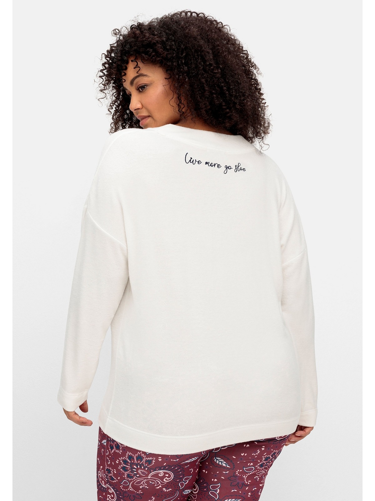 sheego by Joe Browns Sweatshirt »Große Größen«, aus softem Feinstrick, mit kleiner Stickerei