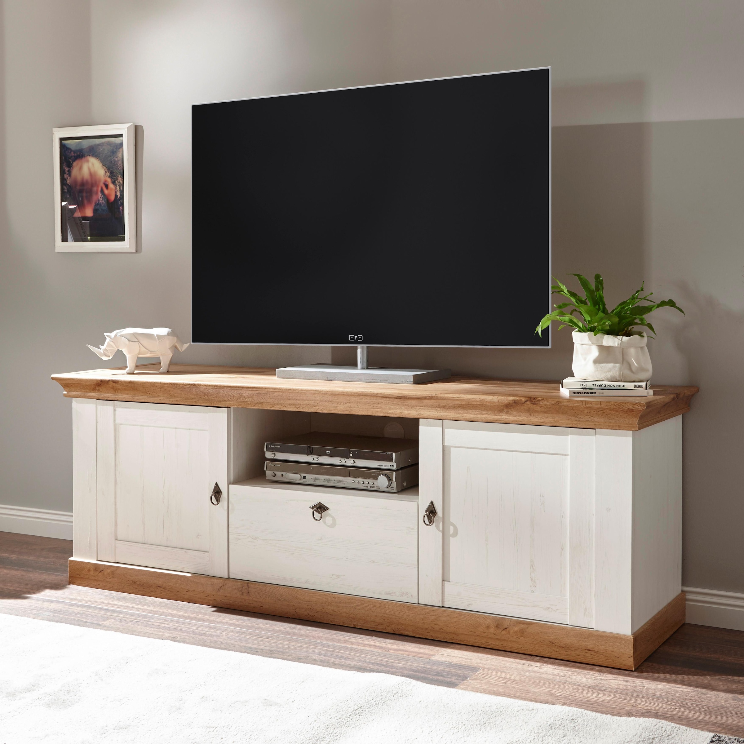 Home affaire Lowboard "Cremona, TV-Unterteil im Landhausstil, Kommode, moderner TV-Schrank" Metallgriffe, ausreichend Stauraum, vielseitig einsetzbar 183 cm breit