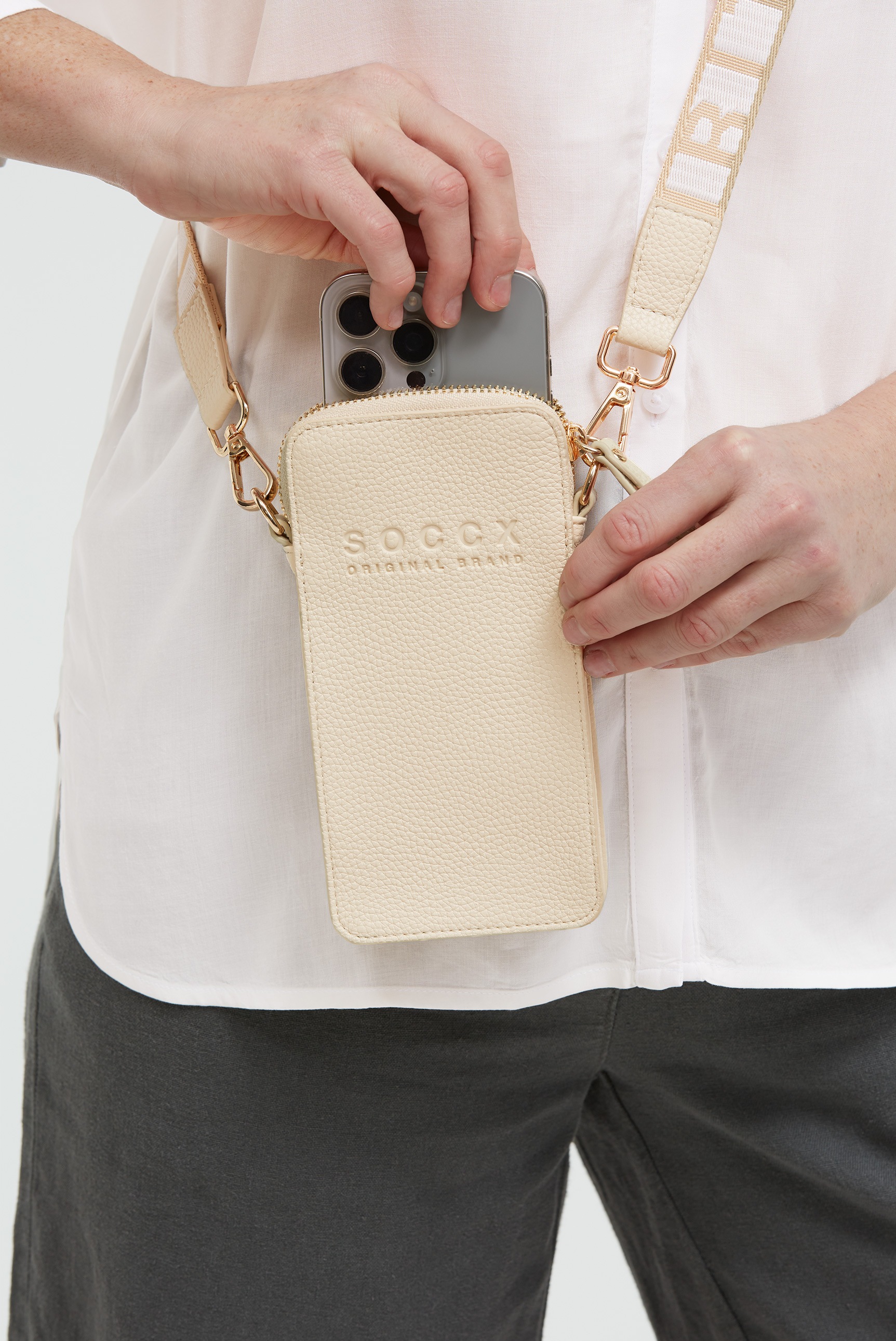 SOCCX Handytasche mit abnehmbarem Schulterriemen