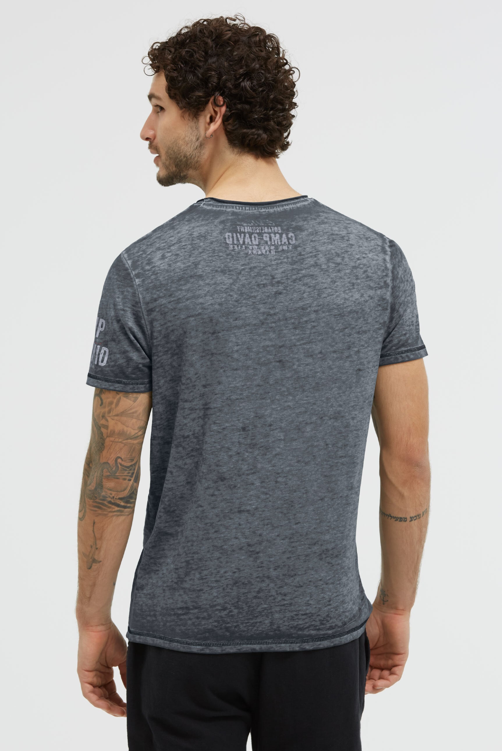 CAMP DAVID Rundhalsshirt mit offener Kante am Ausschnitt