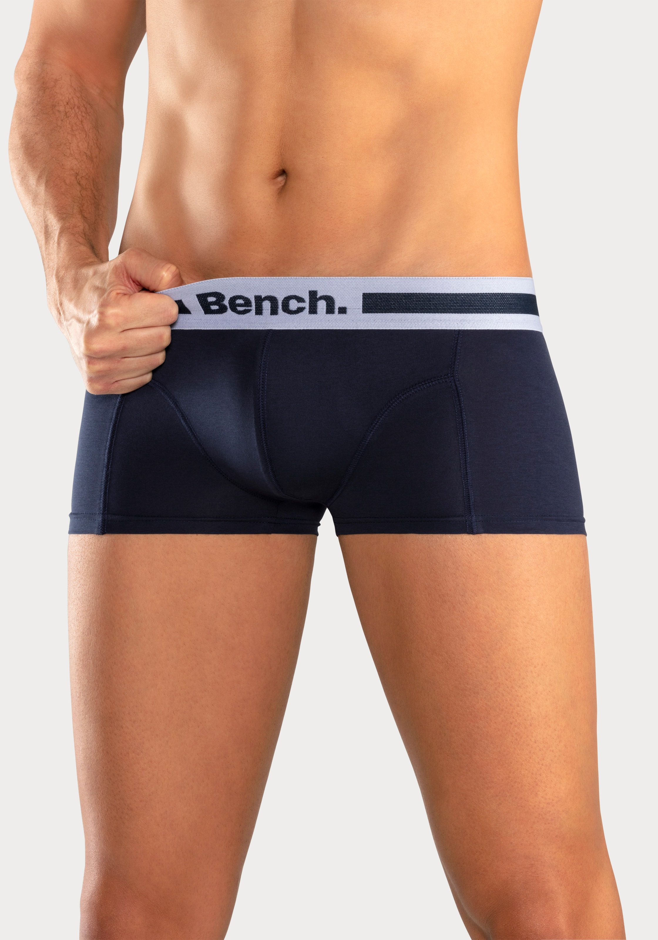 Bench. Boxershorts, (Packung, 4 St.), in Hipster-Form mit Overlock-Nähten vorn