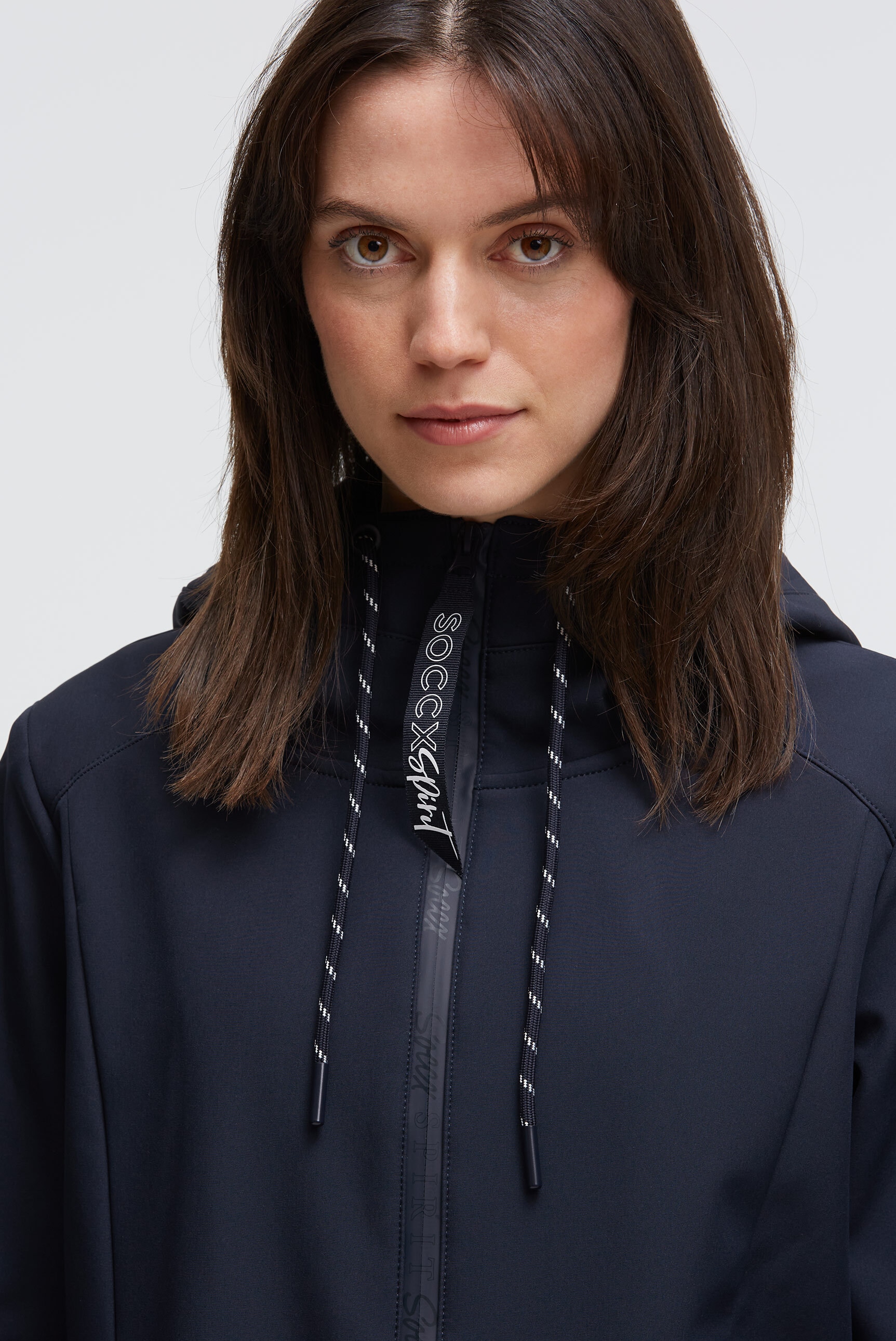 SOCCX Softshelljacke mit Kapuze mit seitlichen Reißverschlusstaschen