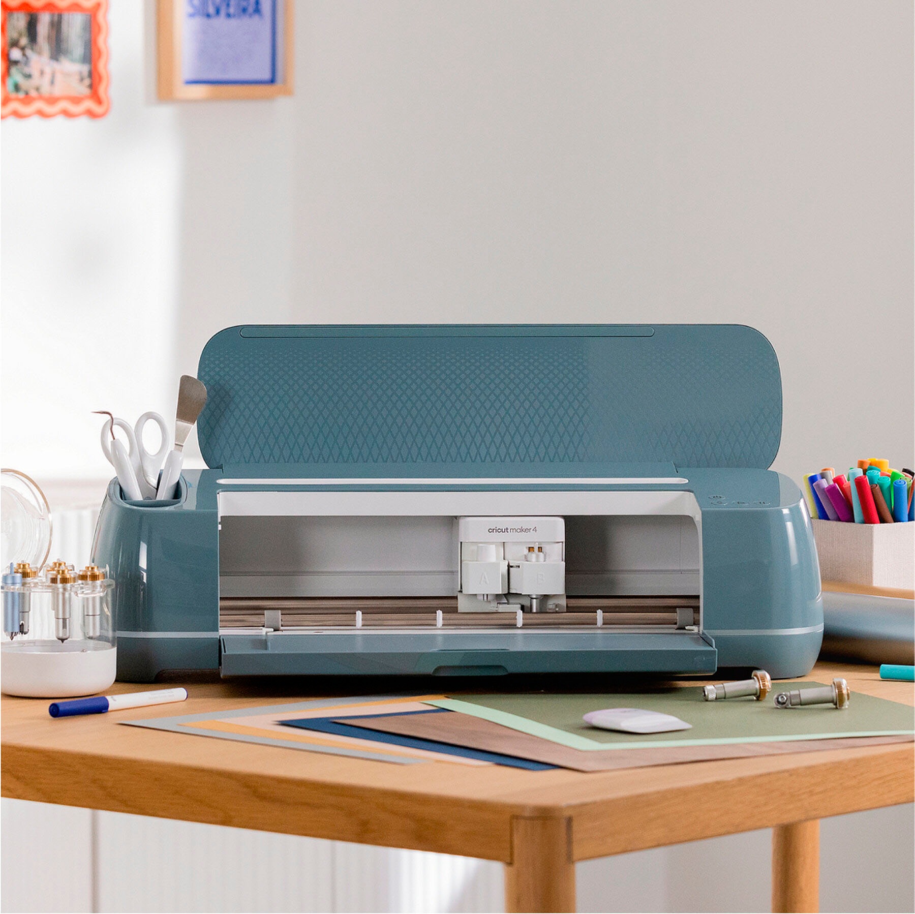 Cricut Schneideplotter »Maker™ 4 + Essentials-Bundle«
