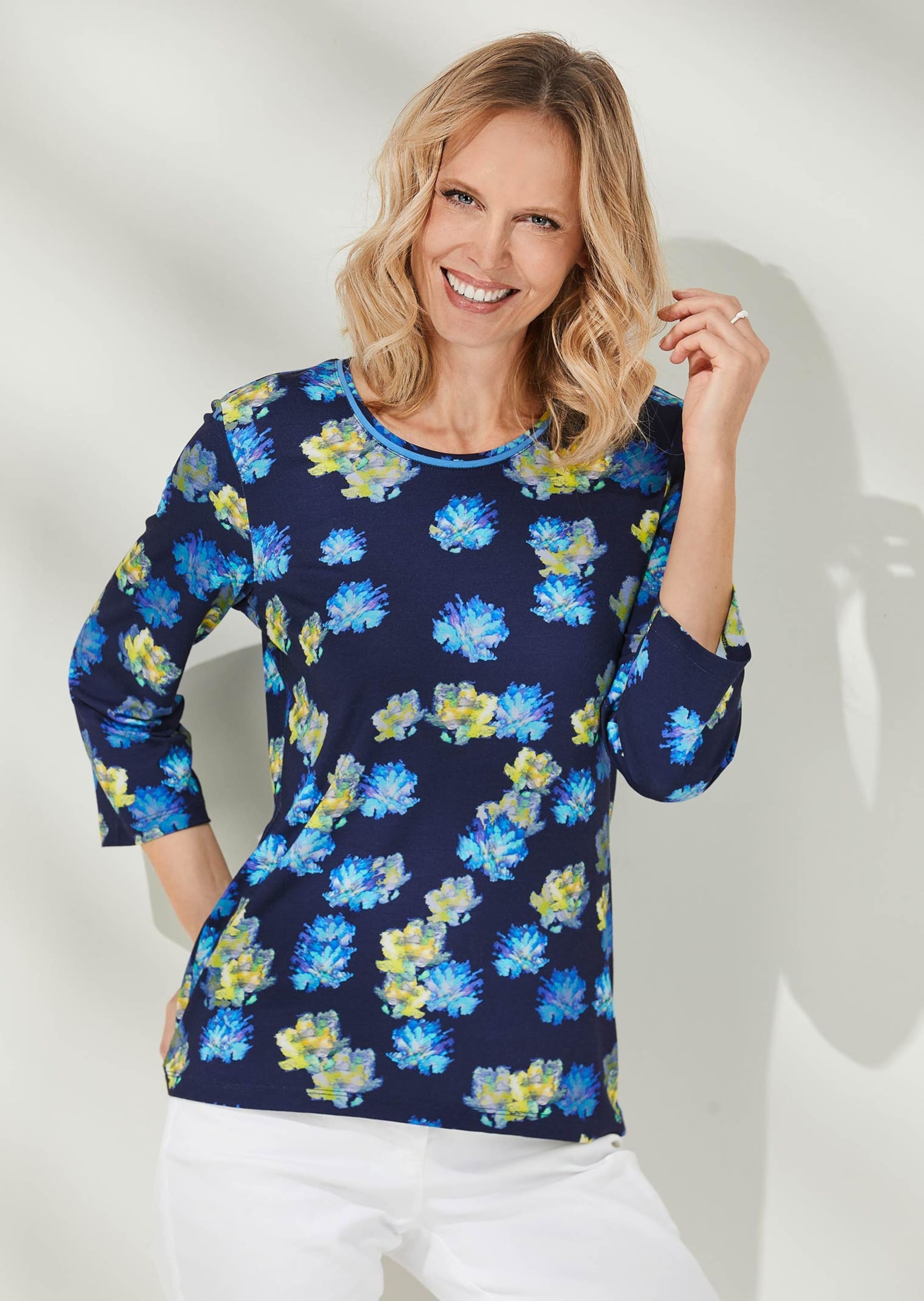 GOLDNER Print-Shirt »Druckshirt mit Allover-Muster« Kontrastpaspel am Ausschnitt