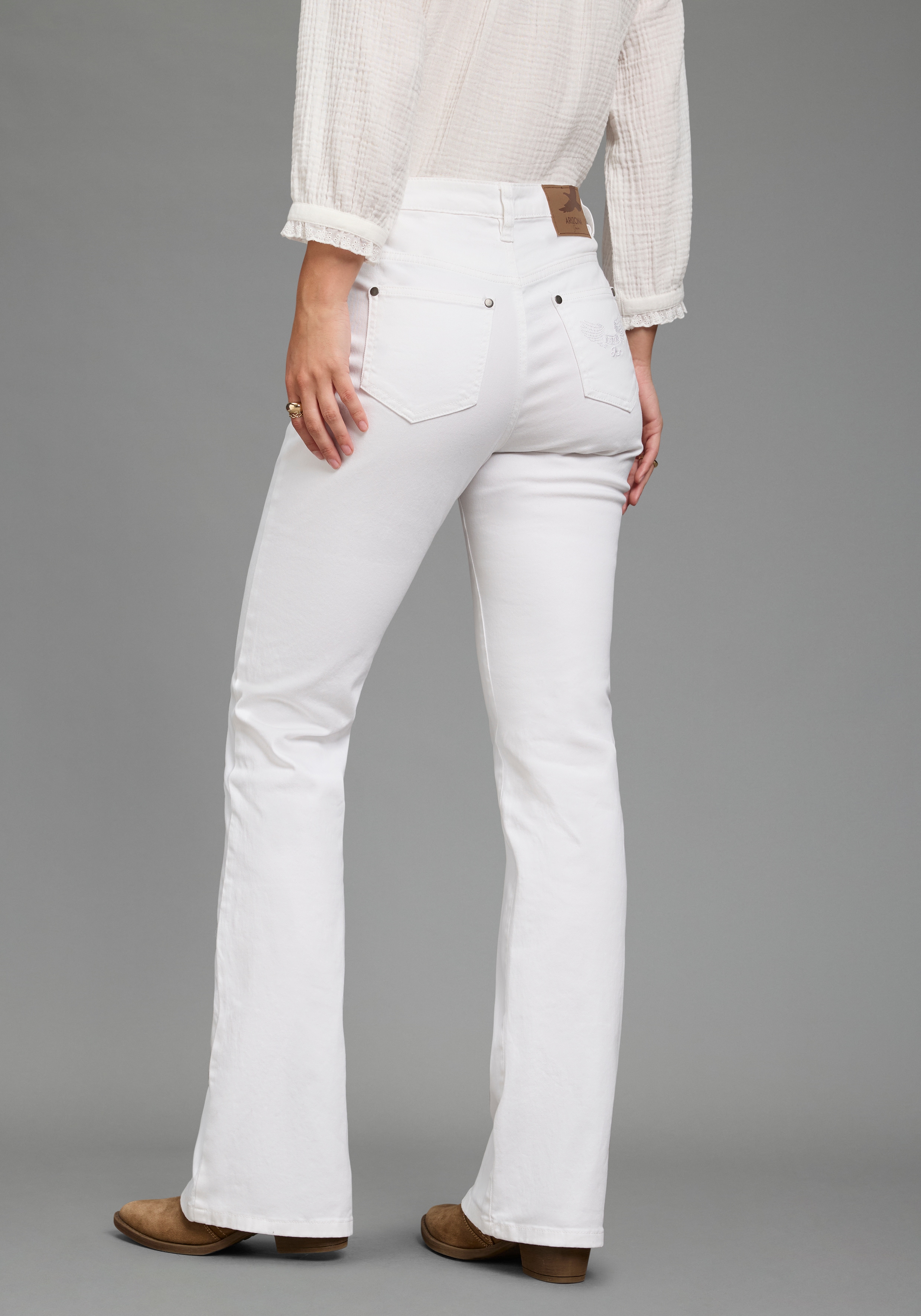 Arizona Bootcut-Jeans "Comfort-Fit" ausgestellte Beinform, mit Eingrifftaschen, High-Waist