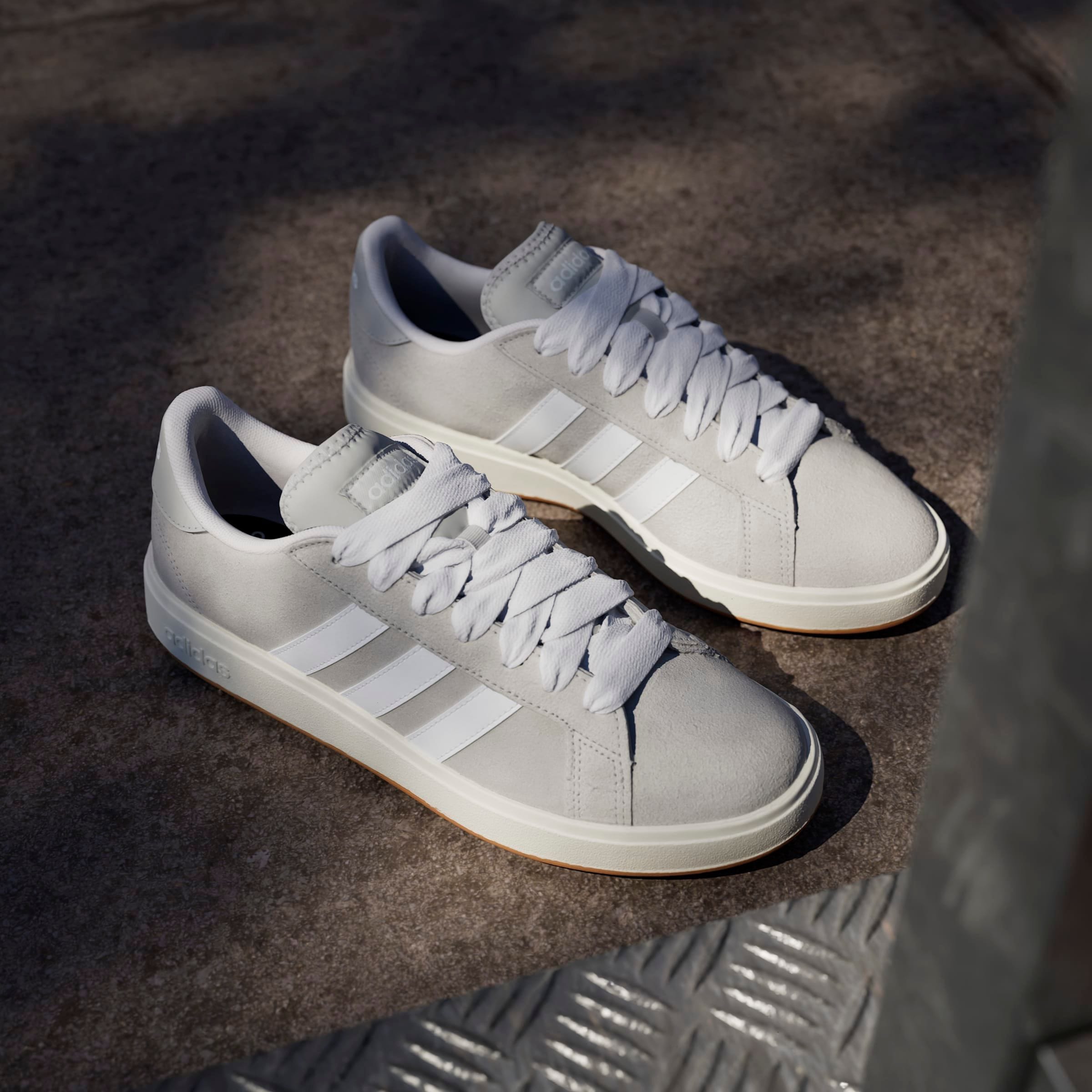 adidas Sportswear Sneaker »GRAND COURT BASE 00S«, Design auf den Spuren des adidas Campus 00