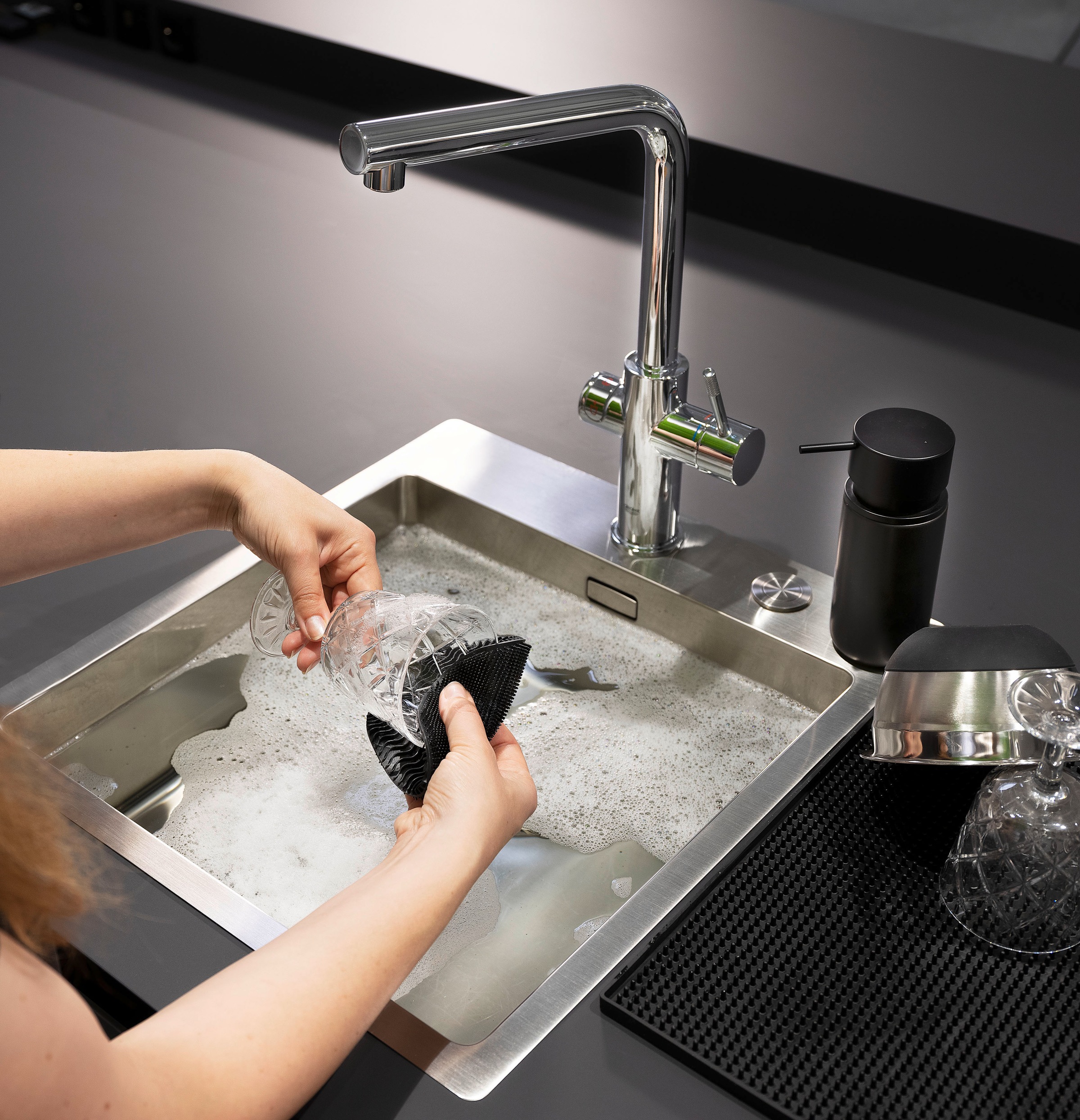WENKO Küchenorganizer-Set »Black Outdoor Kitchen spül-Set«, (Set, 3 tlg.), Seifenspender und 2 Schwämme