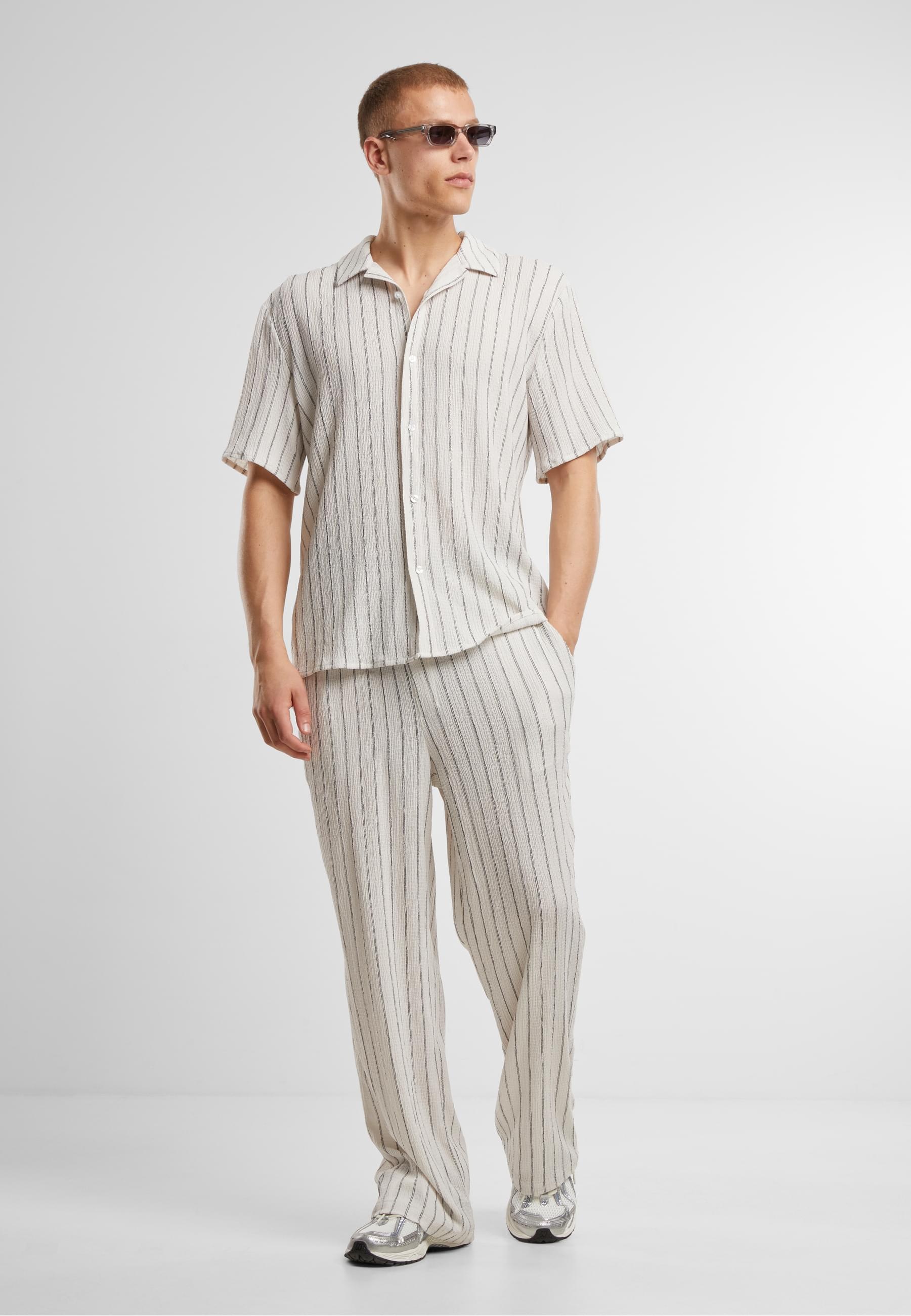 URBAN CLASSICS Stoffhose »Urban Classics Striped Crinkle Resort Pants«, (1 tlg.)