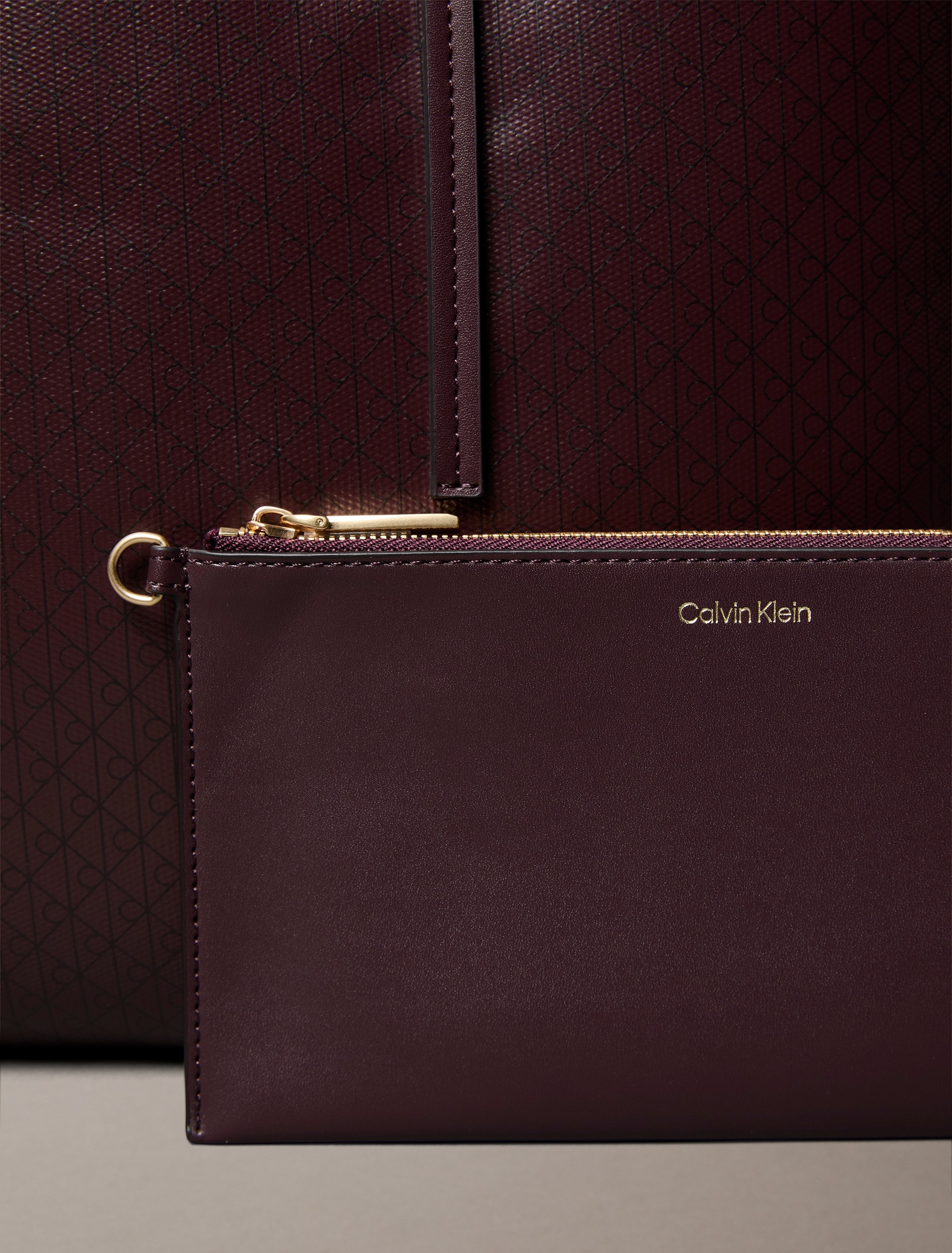 Calvin Klein Henkeltasche »AOP TOTE W/ POUCH ON STRAP«, (2 tlg.), Umhängetasche, Schultertasche, Set, mit Monogramm-Print