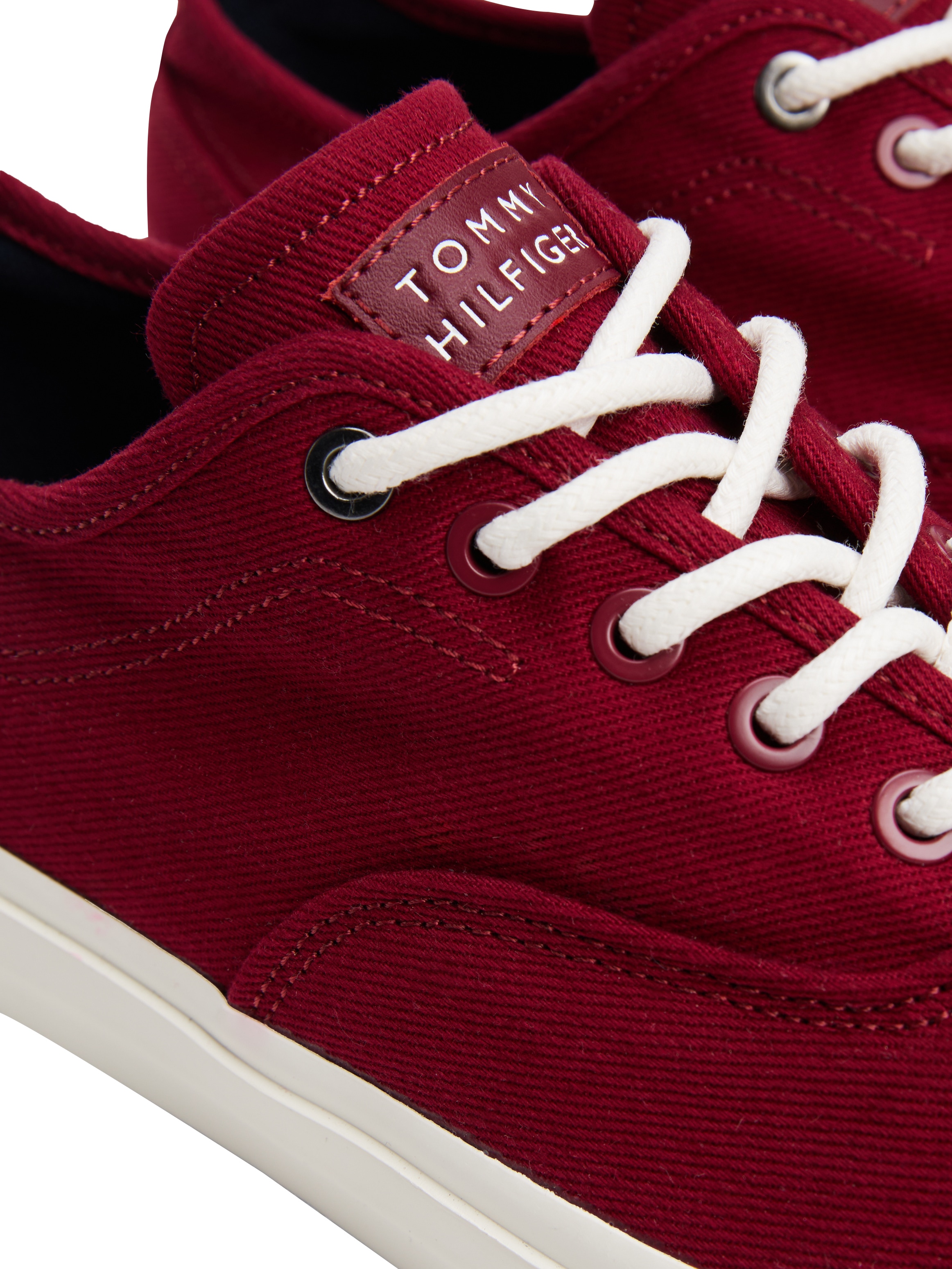 Tommy Hilfiger Sneaker »TH HI VULC LOW OXFORD TWILL«, Freizeitschuh, Halbschuh, Schnürschuh mit Label an der Ferse