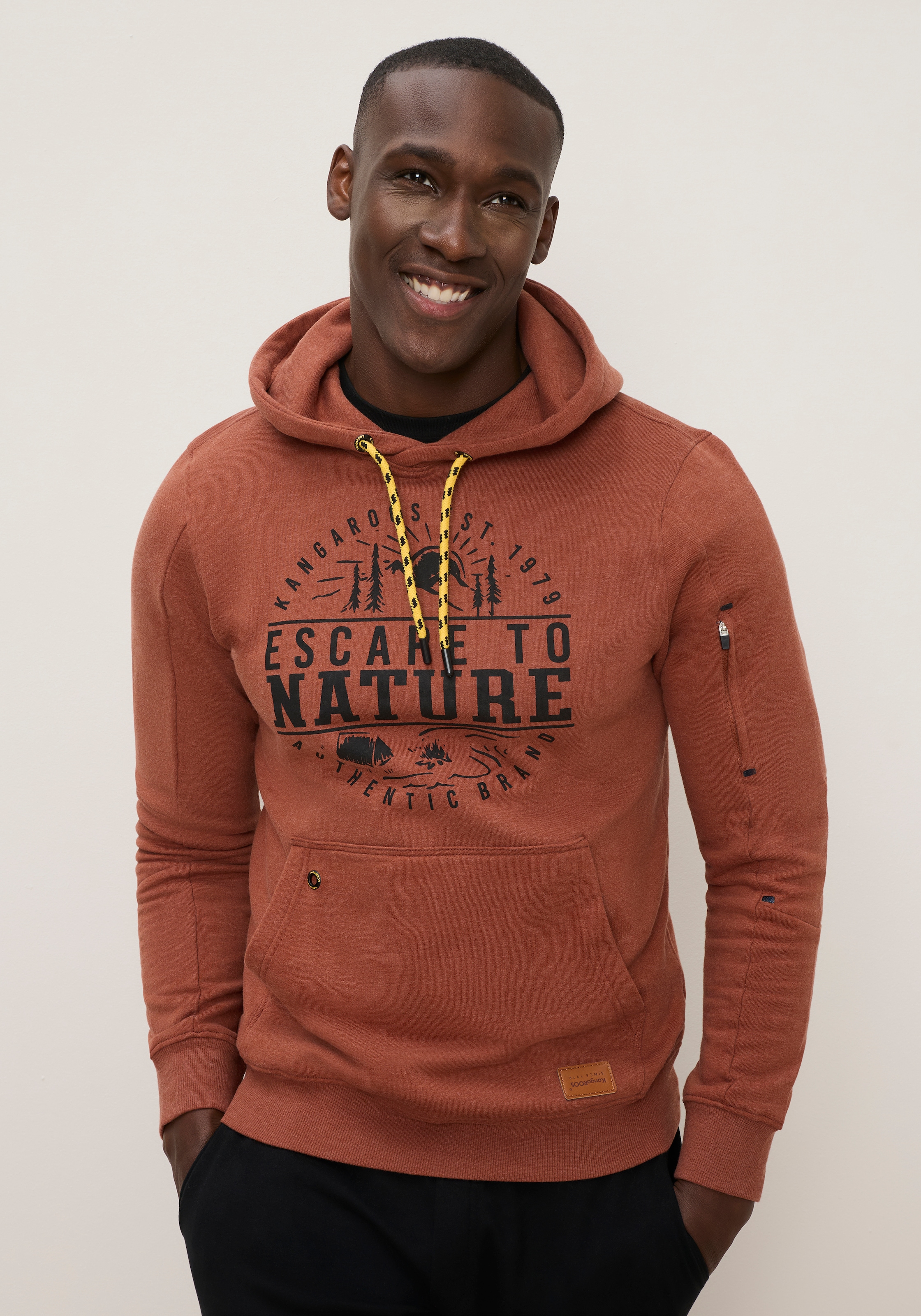 KangaROOS Kapuzensweatshirt, mit Kapuze und Kordelzug, Ärmeltasche, Frontprint