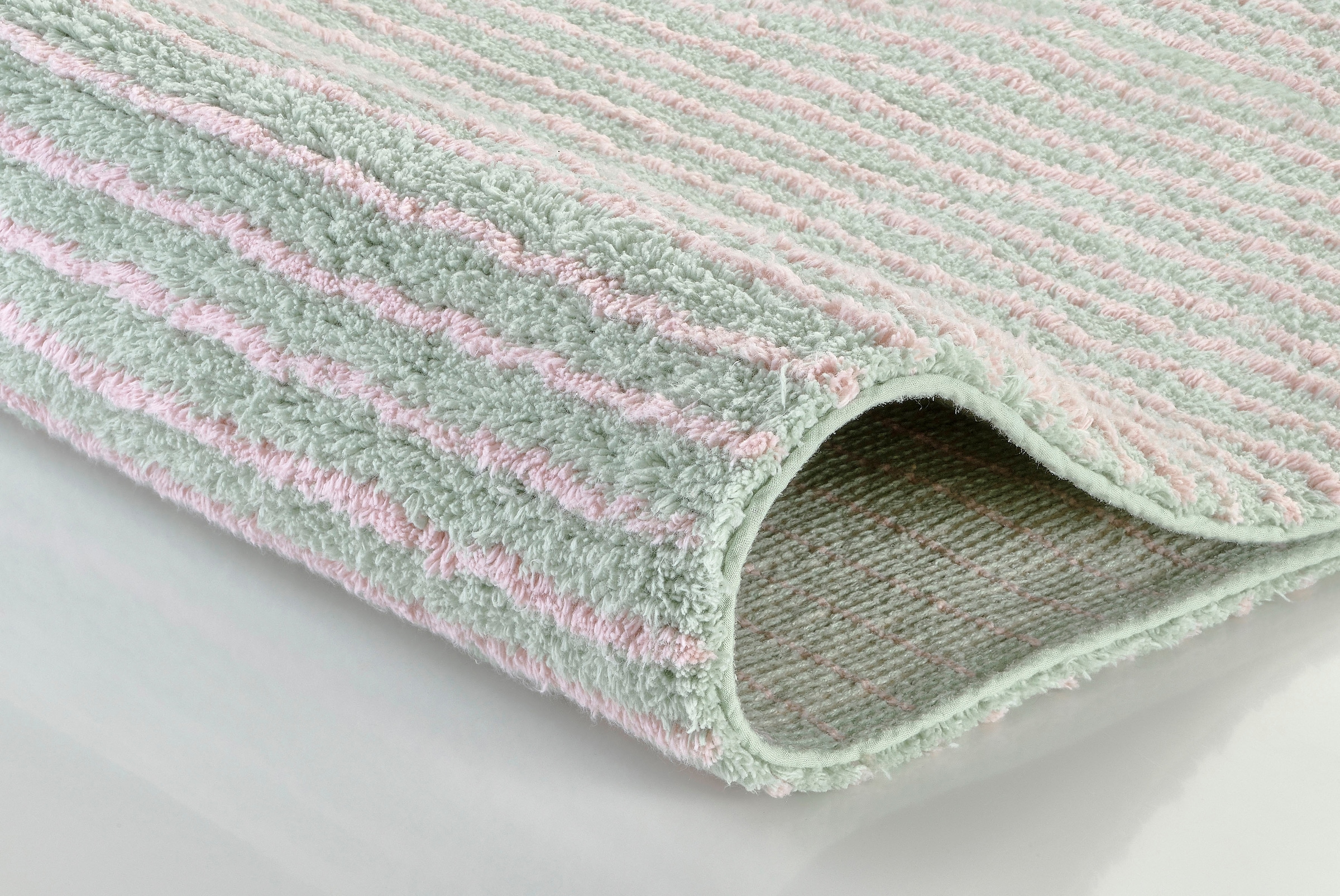 Kleine Wolke Badematte »Amalia«, rutschhemmend beschichtet, fußbodenheizungsgeeignet, Badteppich, gestreift, leichter Hoch-Tief Effekt, reine Baumwolle
