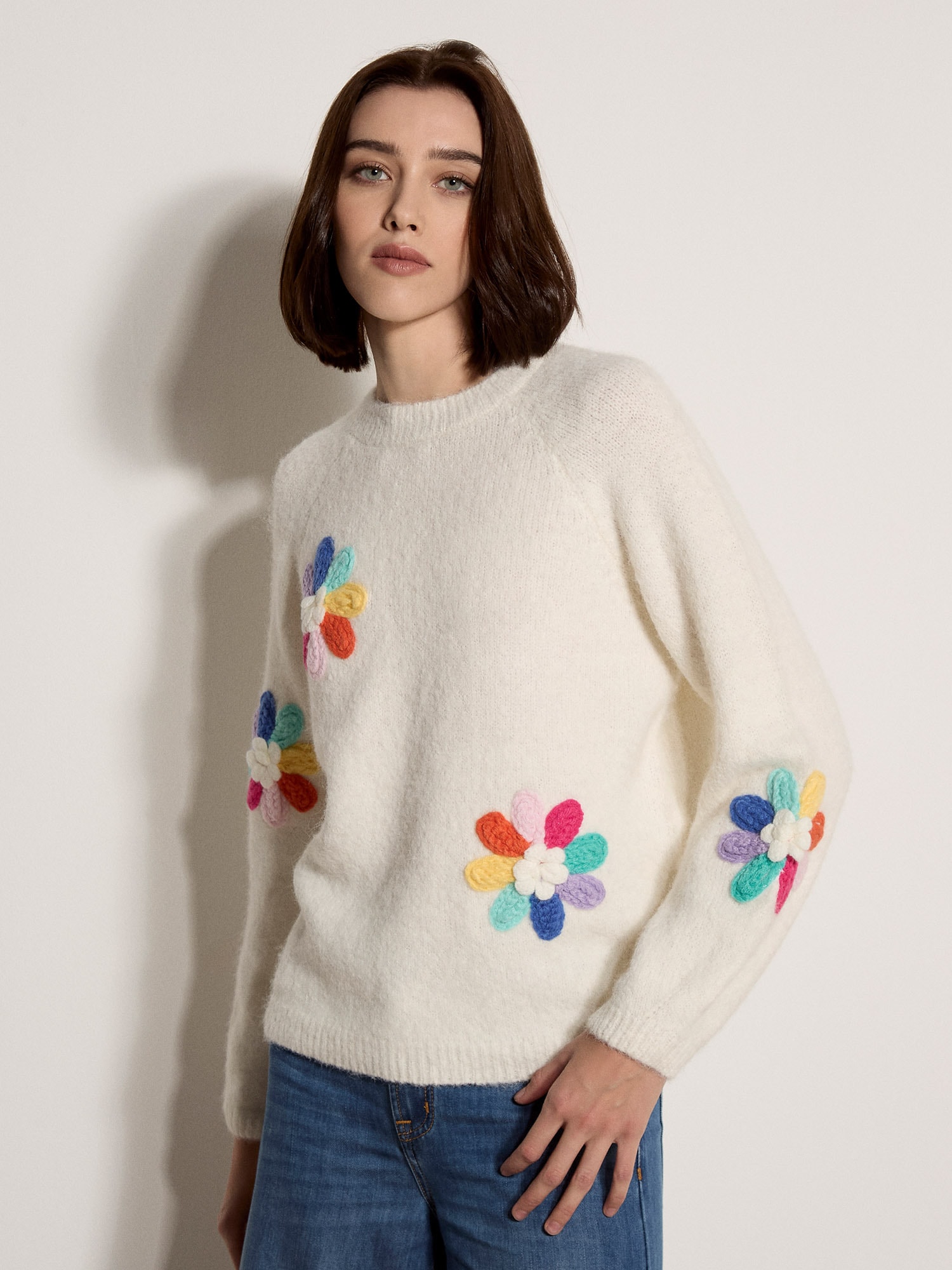 Apricot Rundhalspullover "Strickpullover" mit aufgenähten bunten Blumen