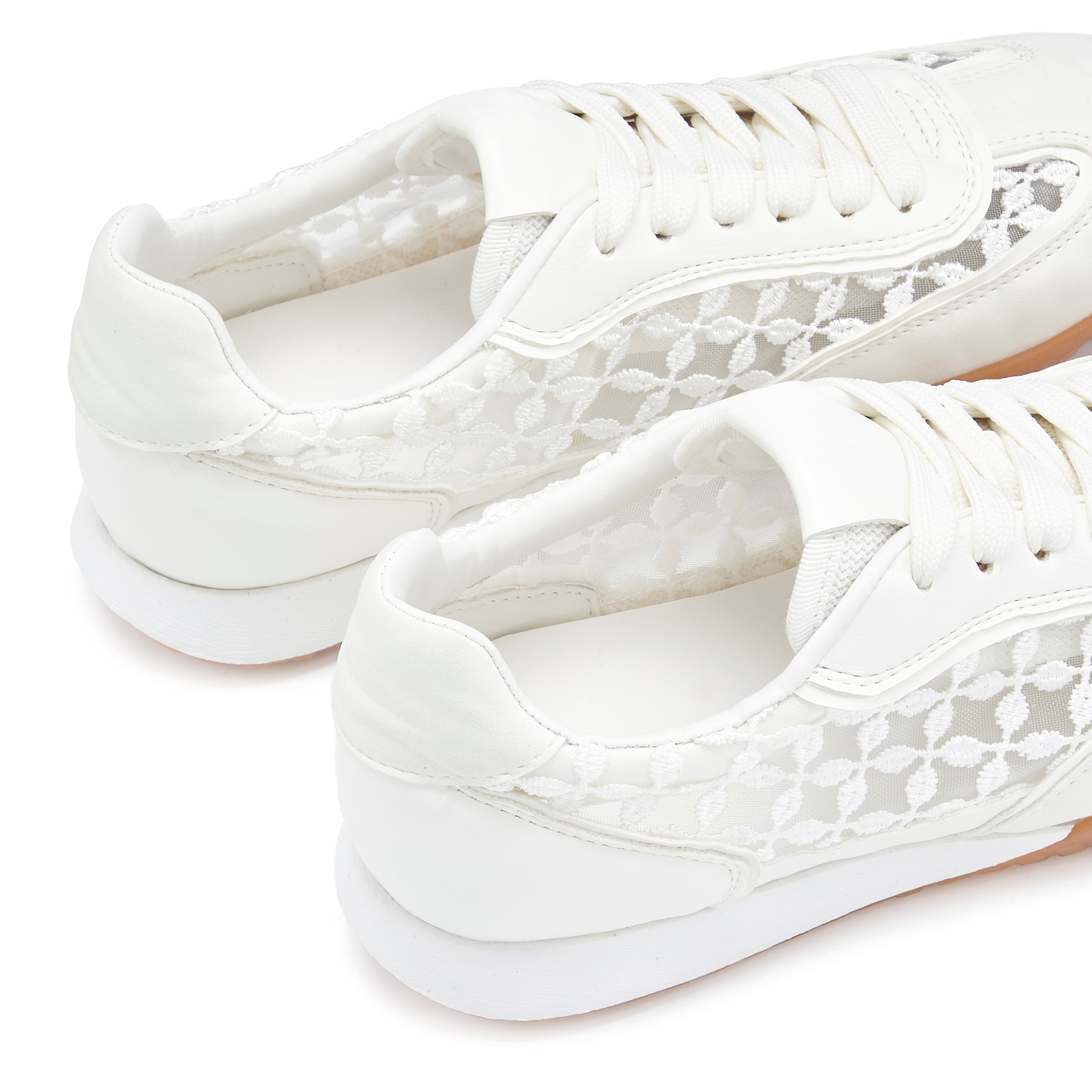 LASCANA Sneaker »Halbschuh, Sneaker, Schnür-Sneaker«  weiches Textil-Obermaterial VEGAN