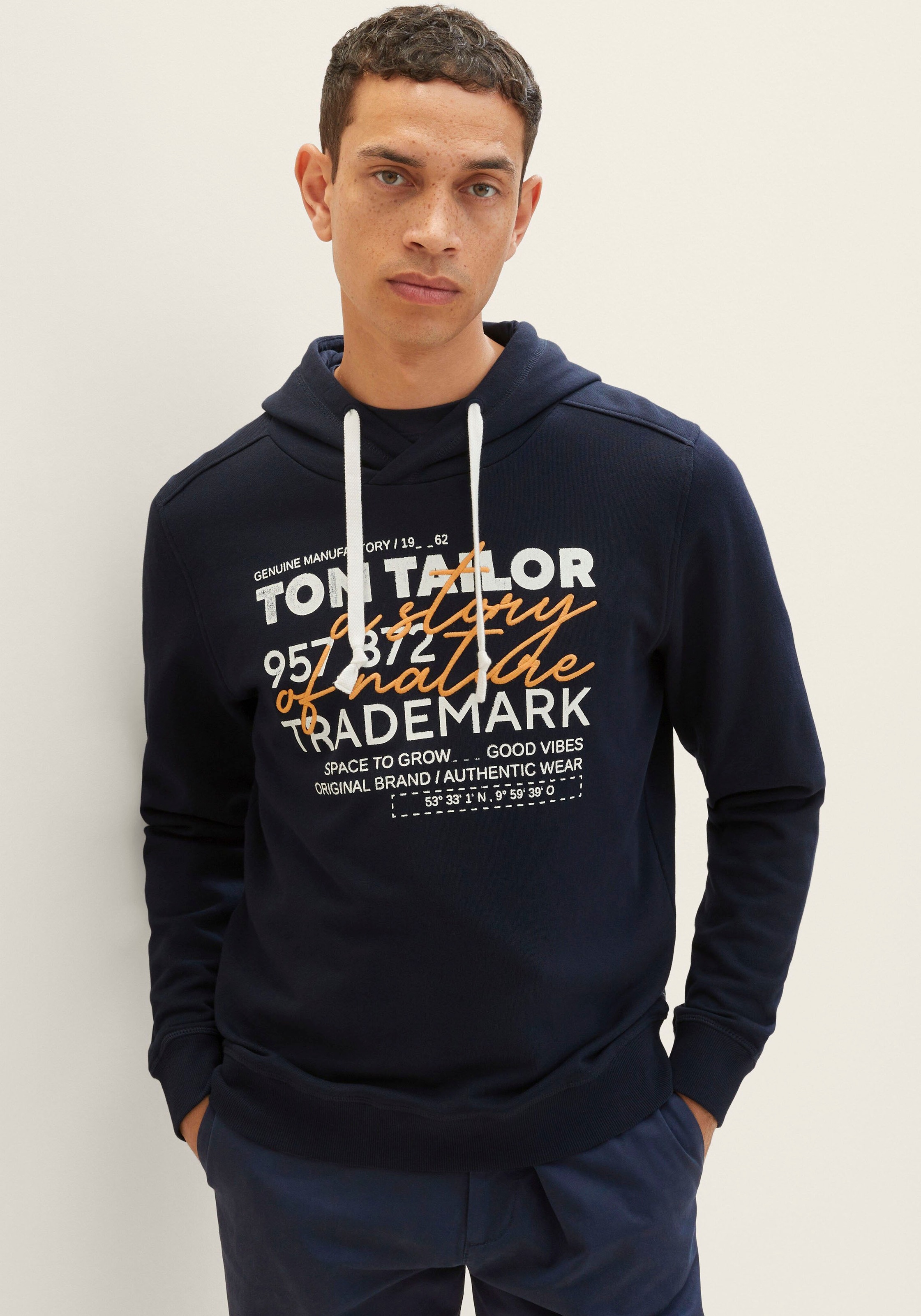TOM TAILOR Kapuzensweatshirt, mit lässigem Frontprint + Stickerei