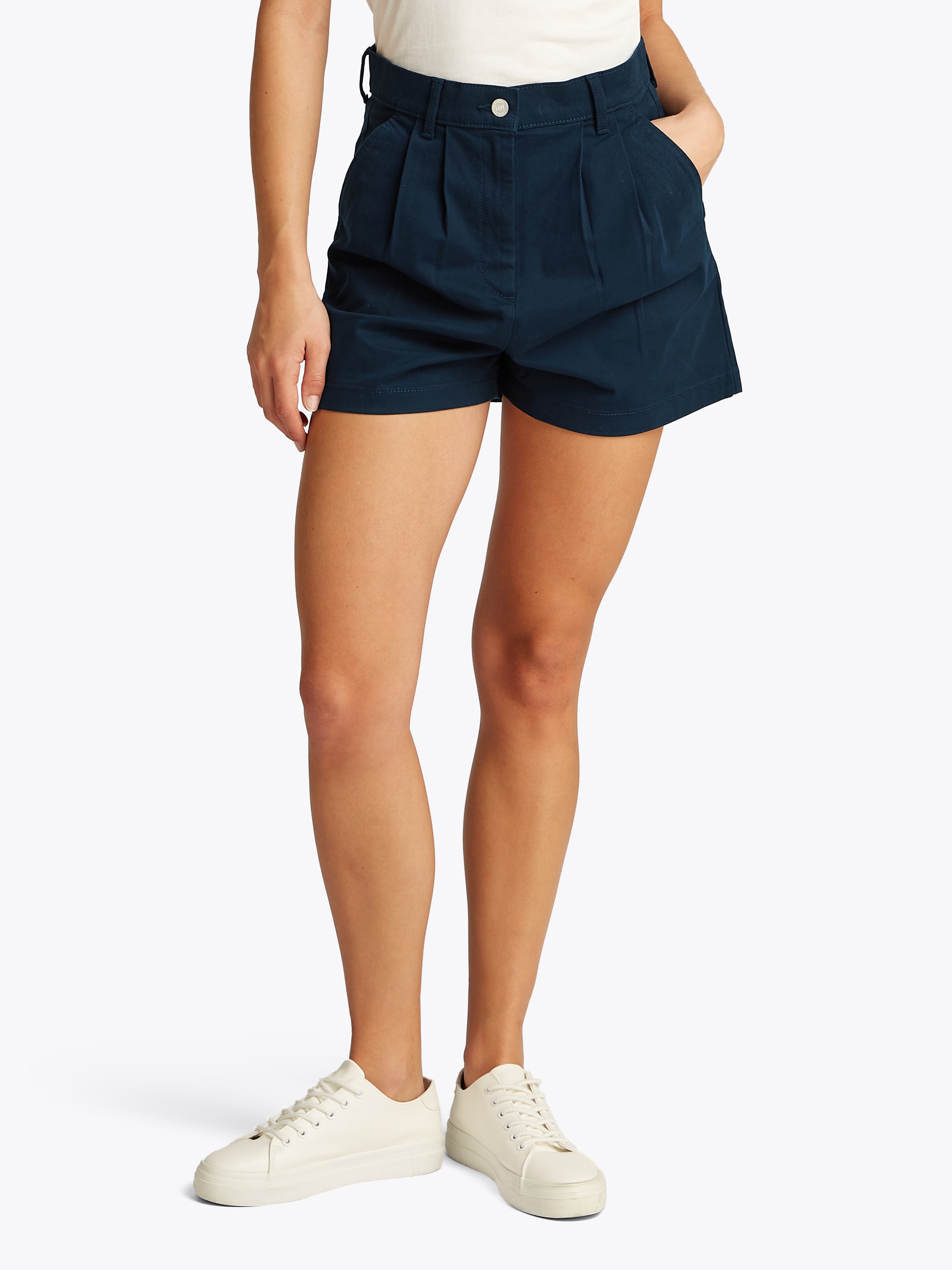 Tommy Jeans Chinoshorts »TJW CLAIRE HR PLEATED SHORT«, mit Bundfalten, mit Logostickerei