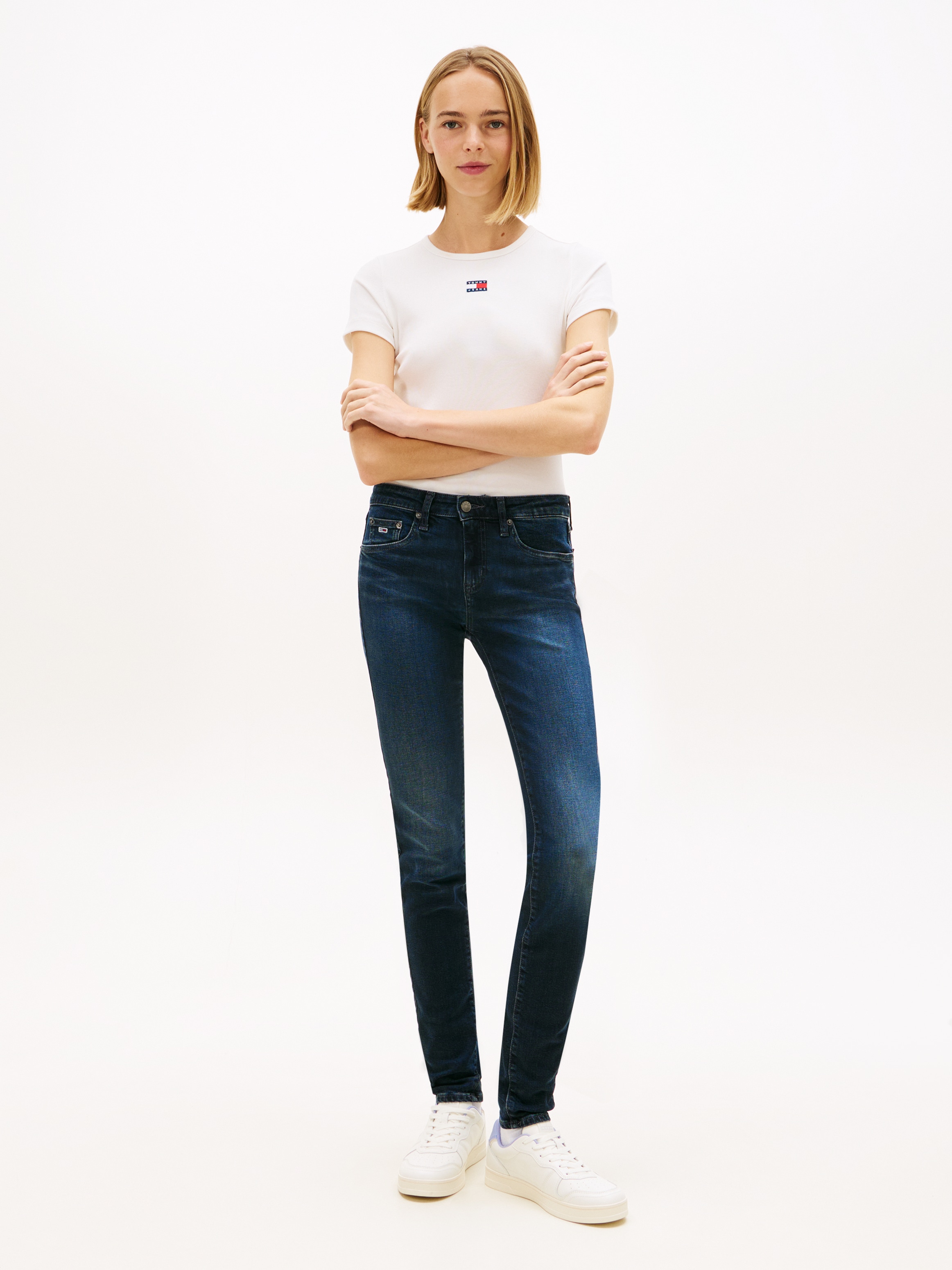 Tommy Jeans Mom-Jeans »High waist - Mom-Jeans Tapered« mit Logo-Badge, Logostickerei