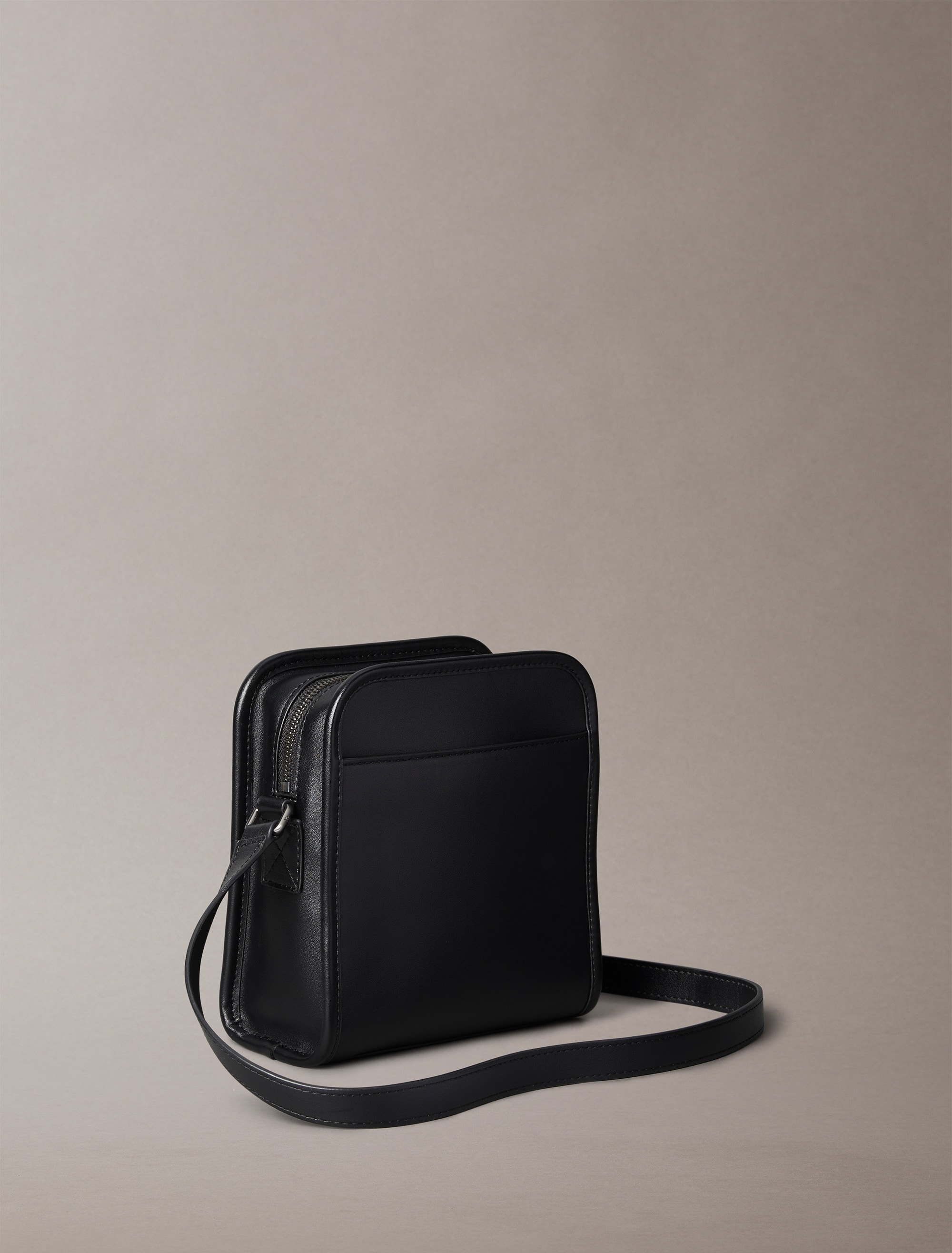Calvin Klein Jeans Umhängetasche »SCULPTED IMPRESSION REPORTER 18«, Schultertasche, Herren Body Bag mit CK-Logoemblem