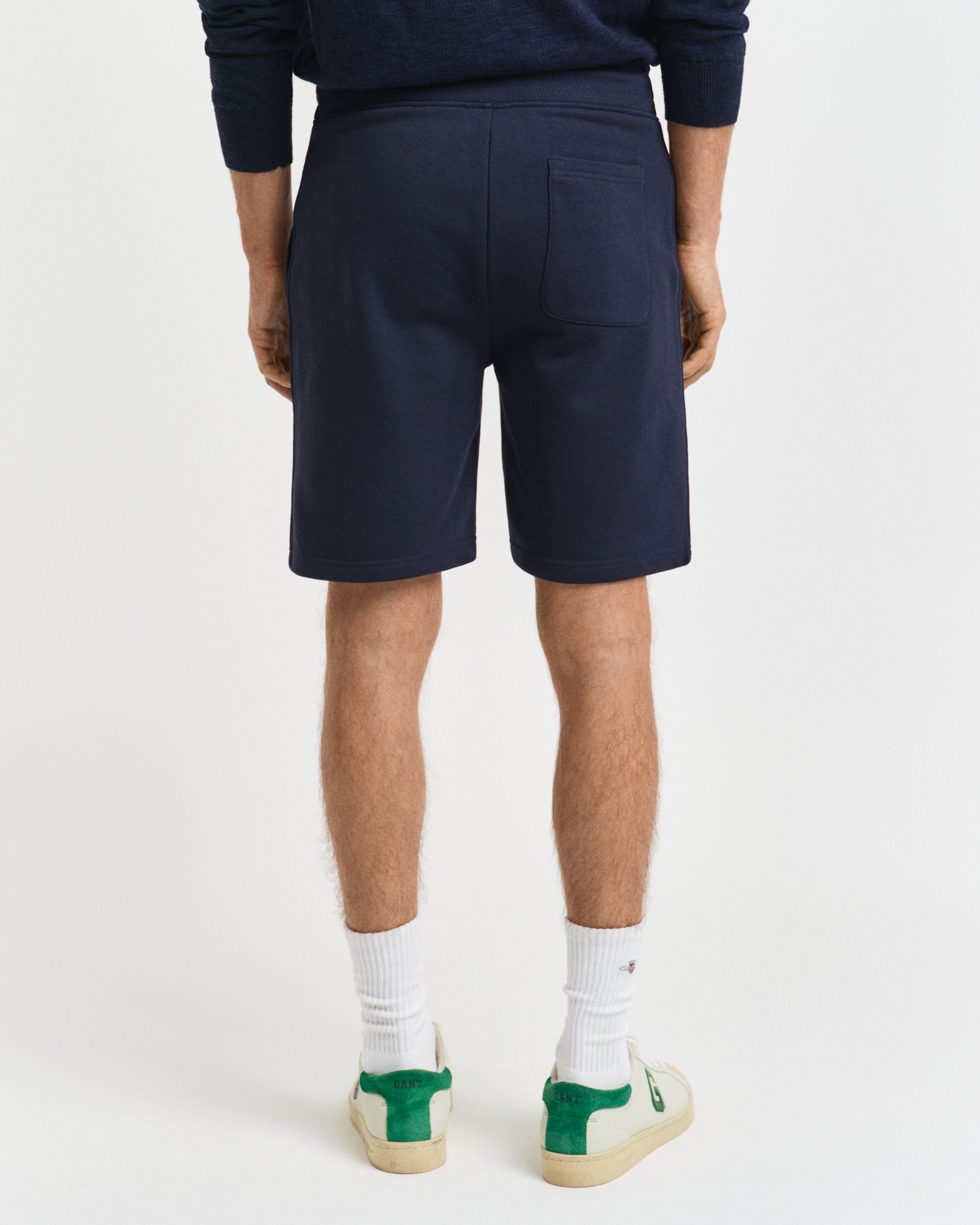 Gant Sweatshorts »REG SHIELD SWEAT SHORTS«  mit einer kleinen Logostickerei unter der Eingriffstasche